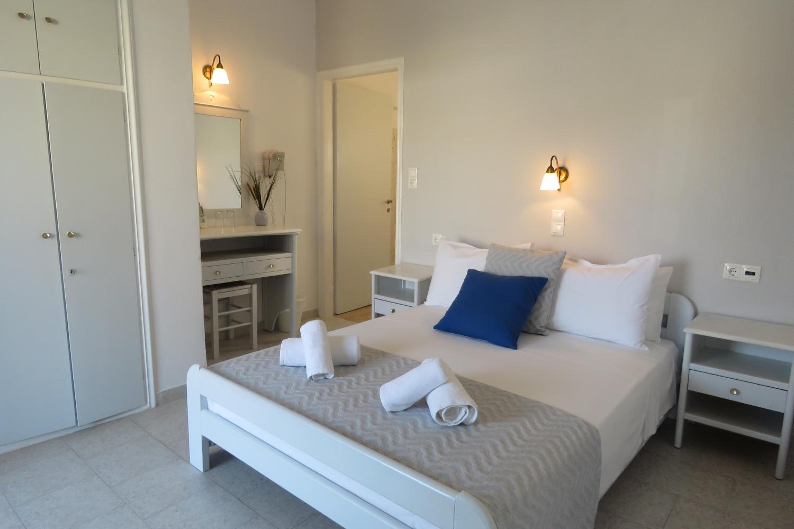 Double or Twin Room with Side Sea View - Photo 17