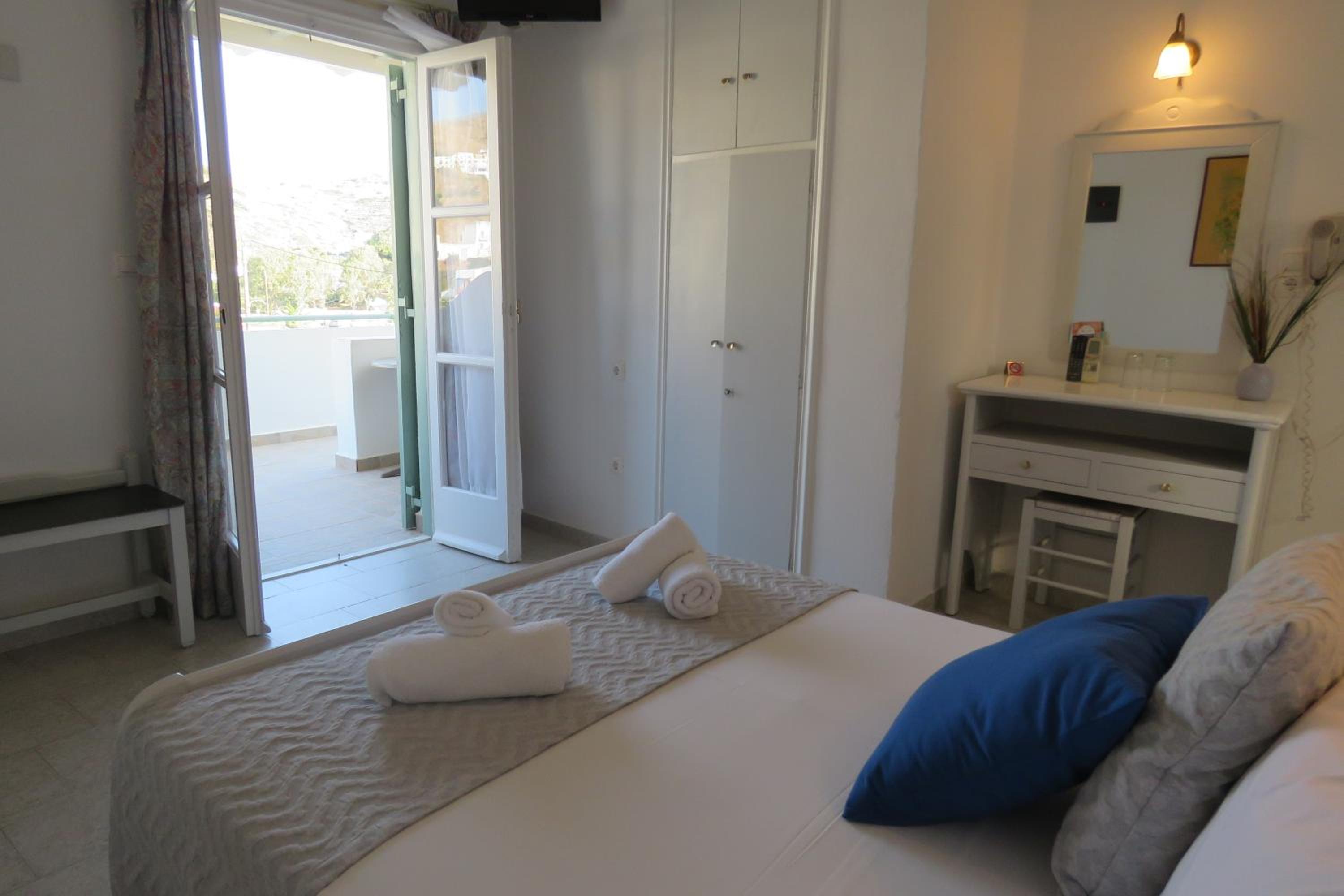 Double or Twin Room with Side Sea View - Photo 4