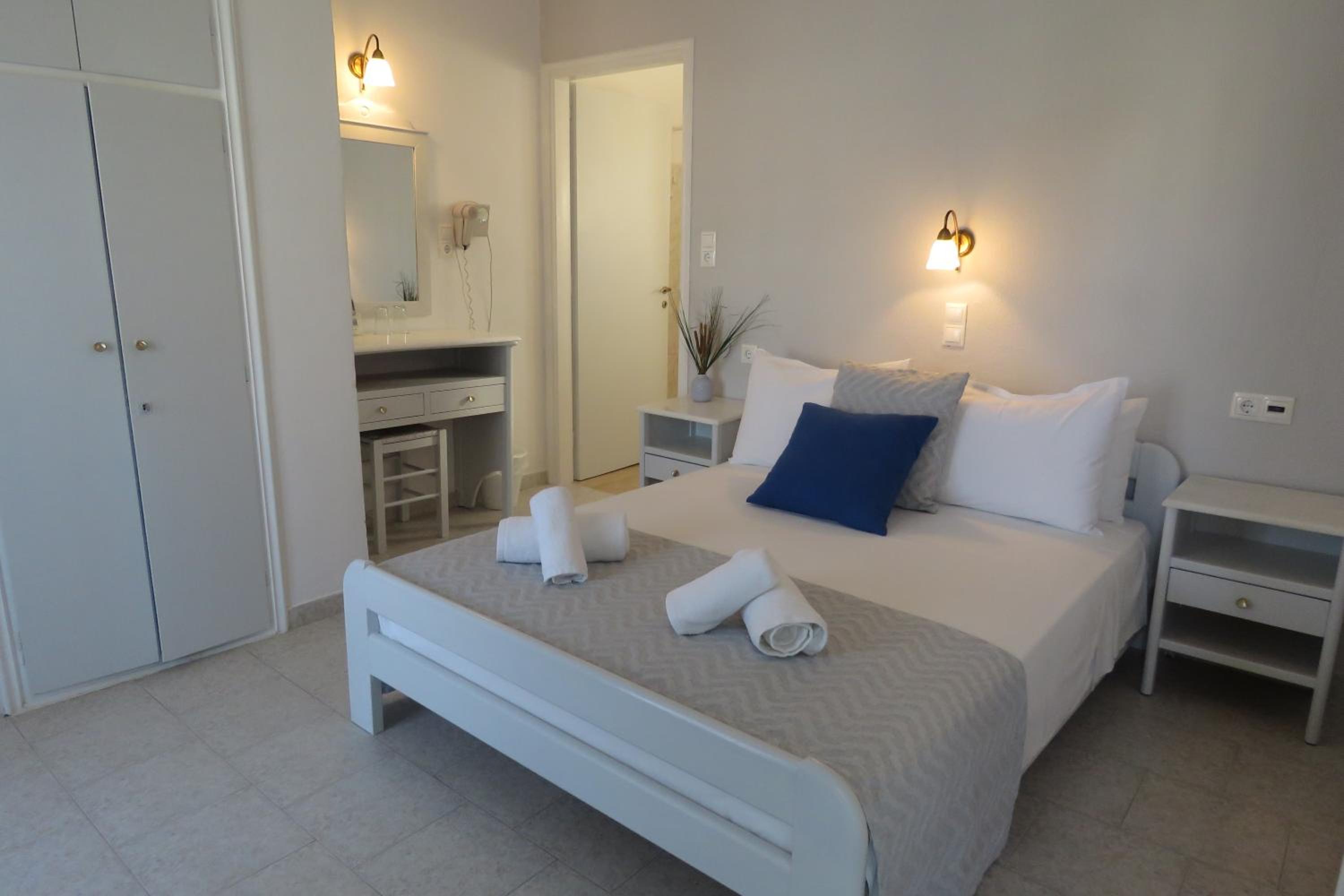 Double or Twin Room with Side Sea View - Photo 3
