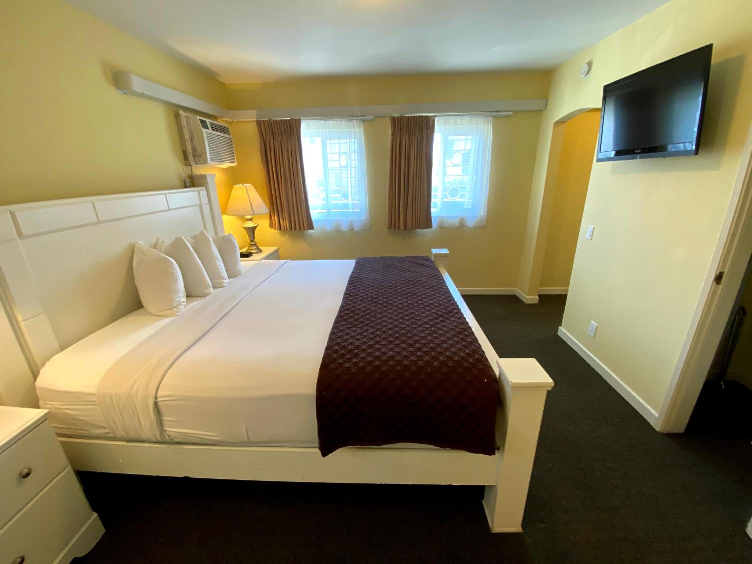 Deluxe King & Queen Suite