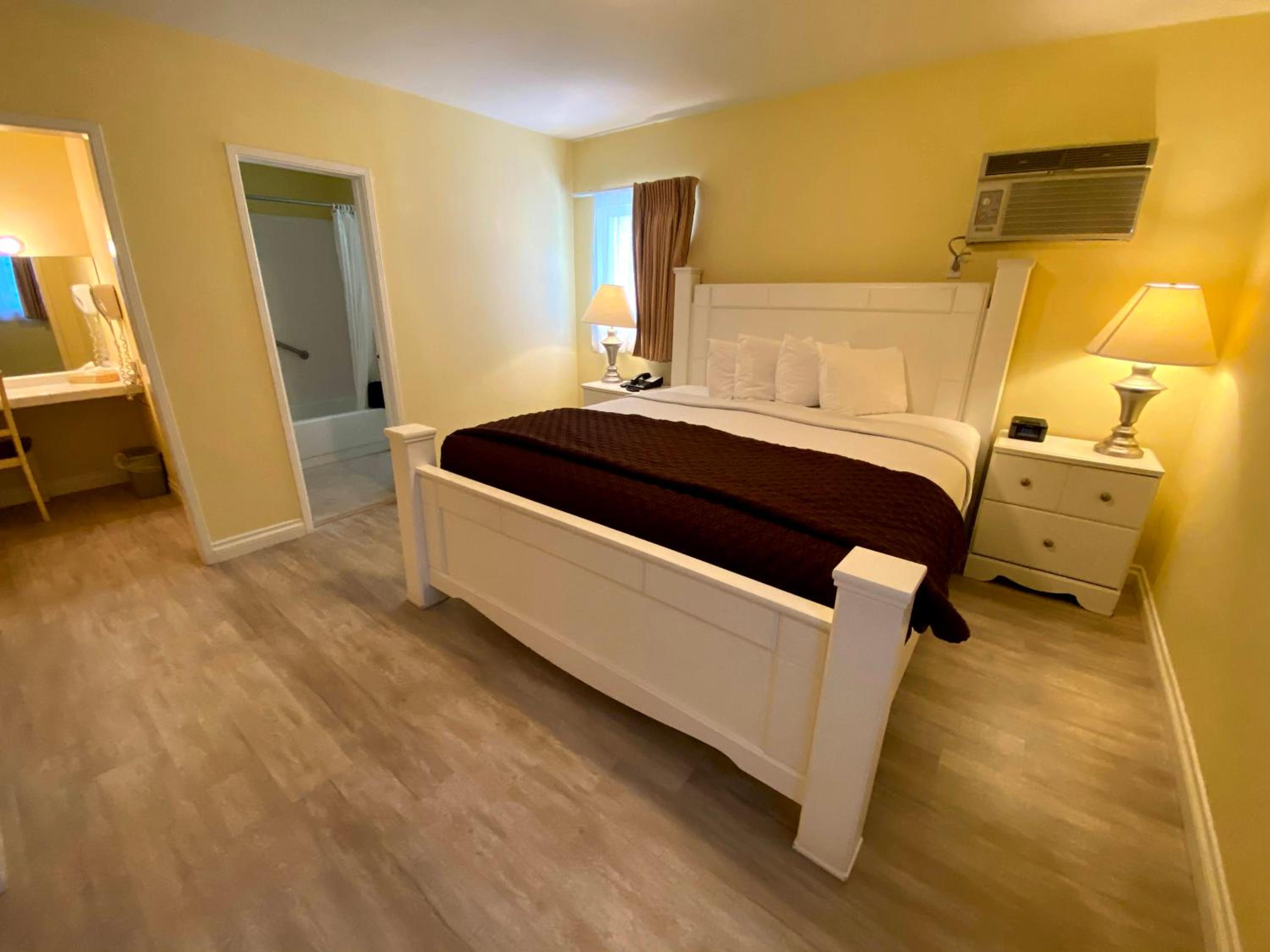 Deluxe King Room with Two King Beds thumbnail 6