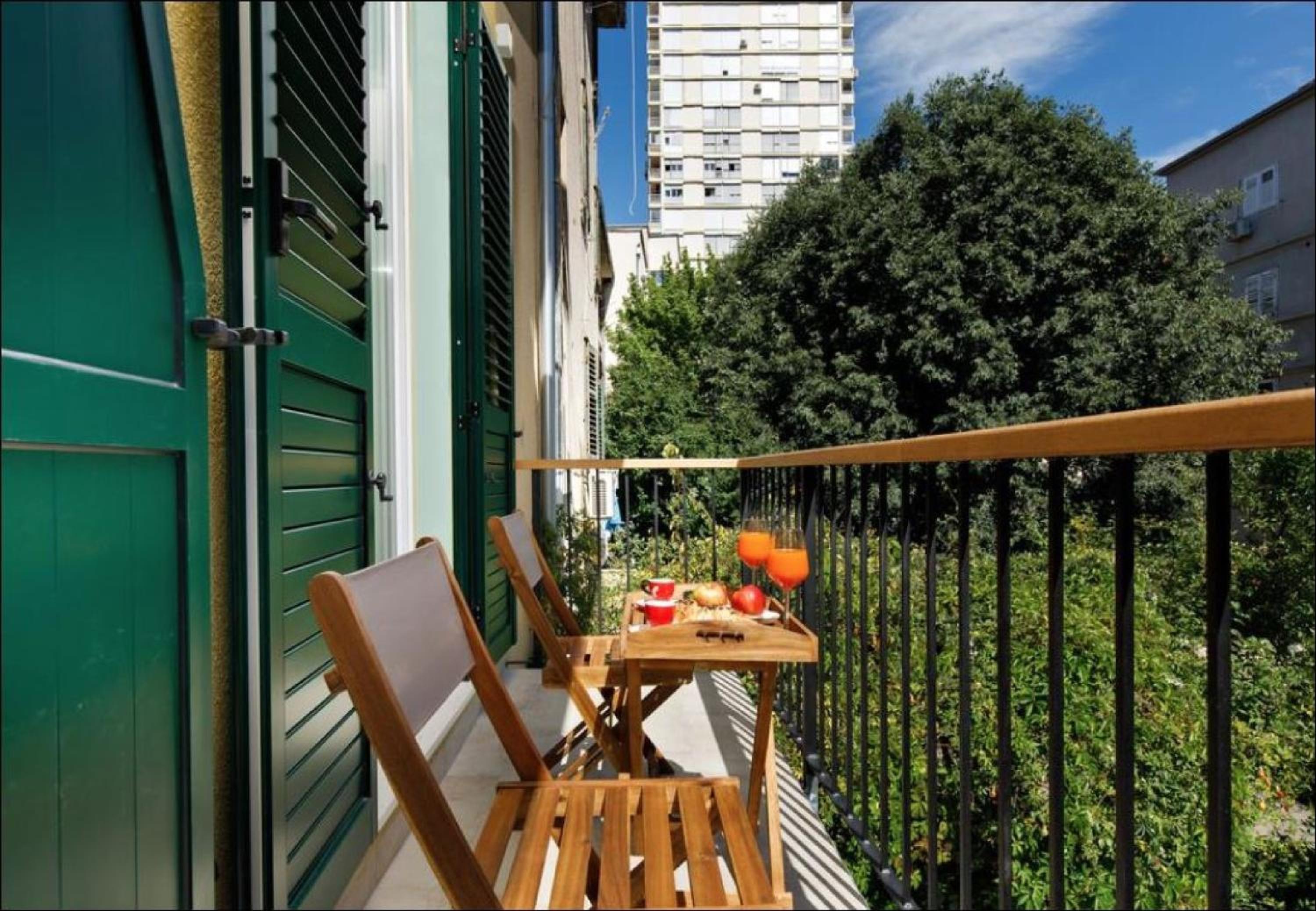 Deluxe Double Room with Balcony - Photo 6