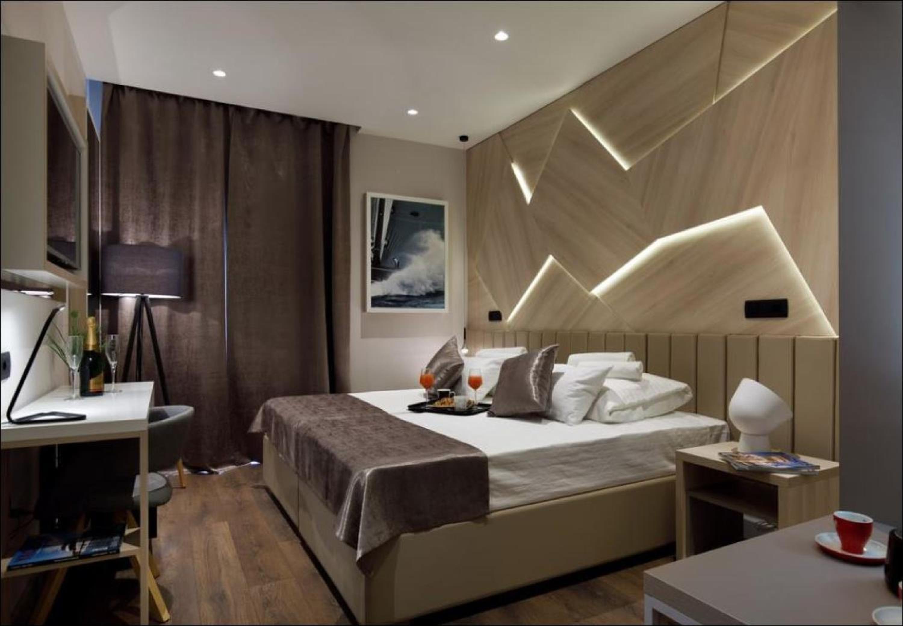 Deluxe Double Room with Balcony - Photo 2