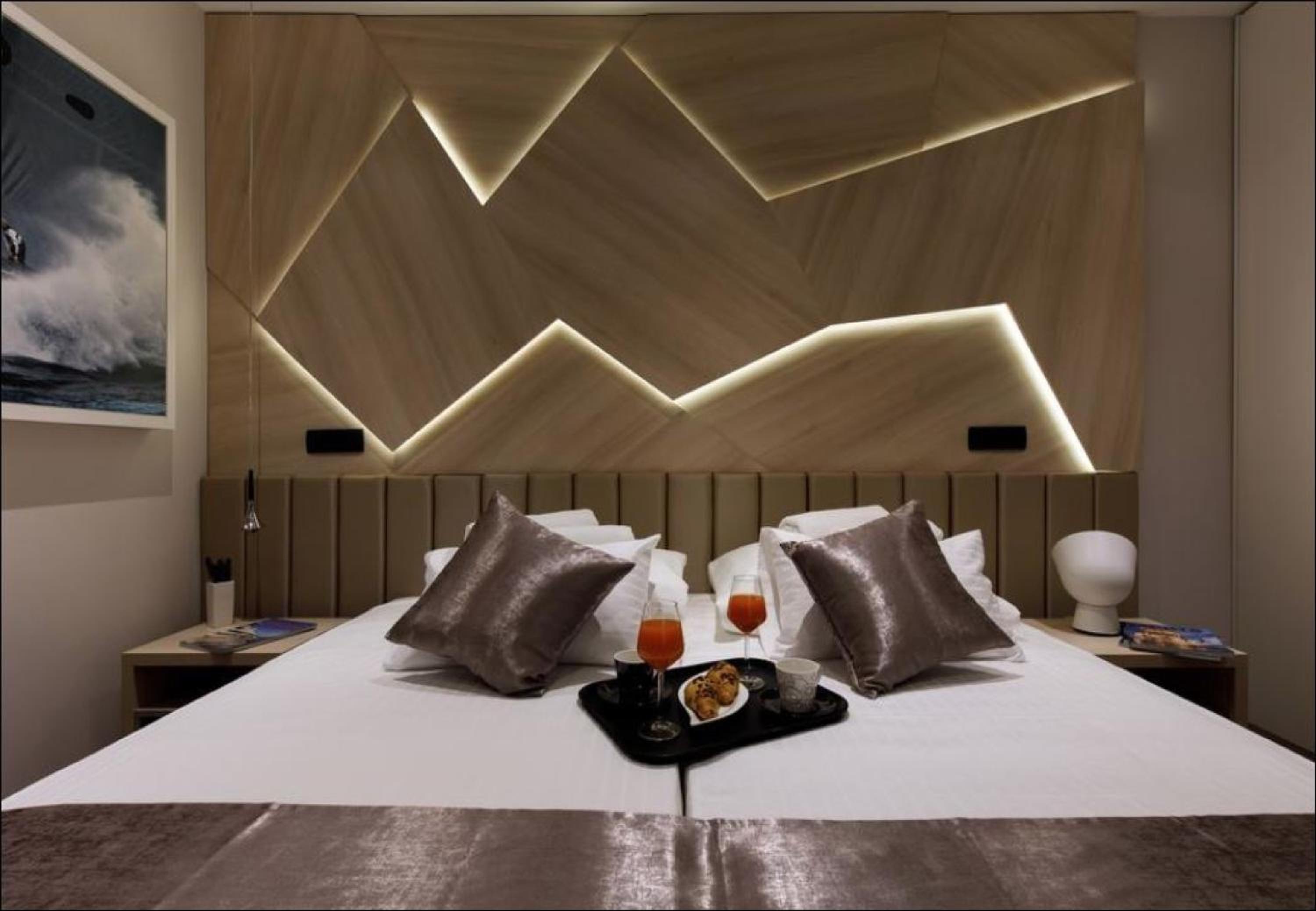 Deluxe Double Room with Balcony - Photo 8