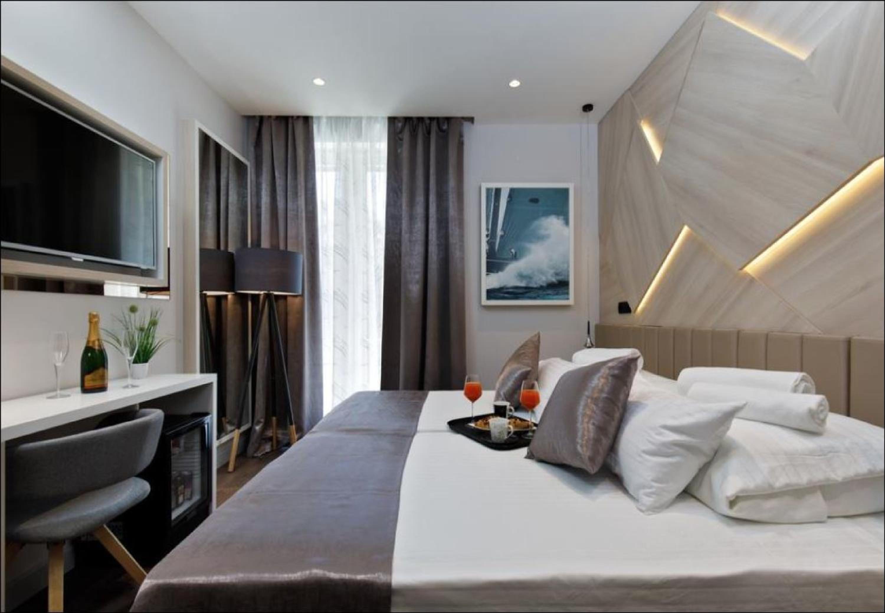 Deluxe Double Room with Balcony - Photo 4