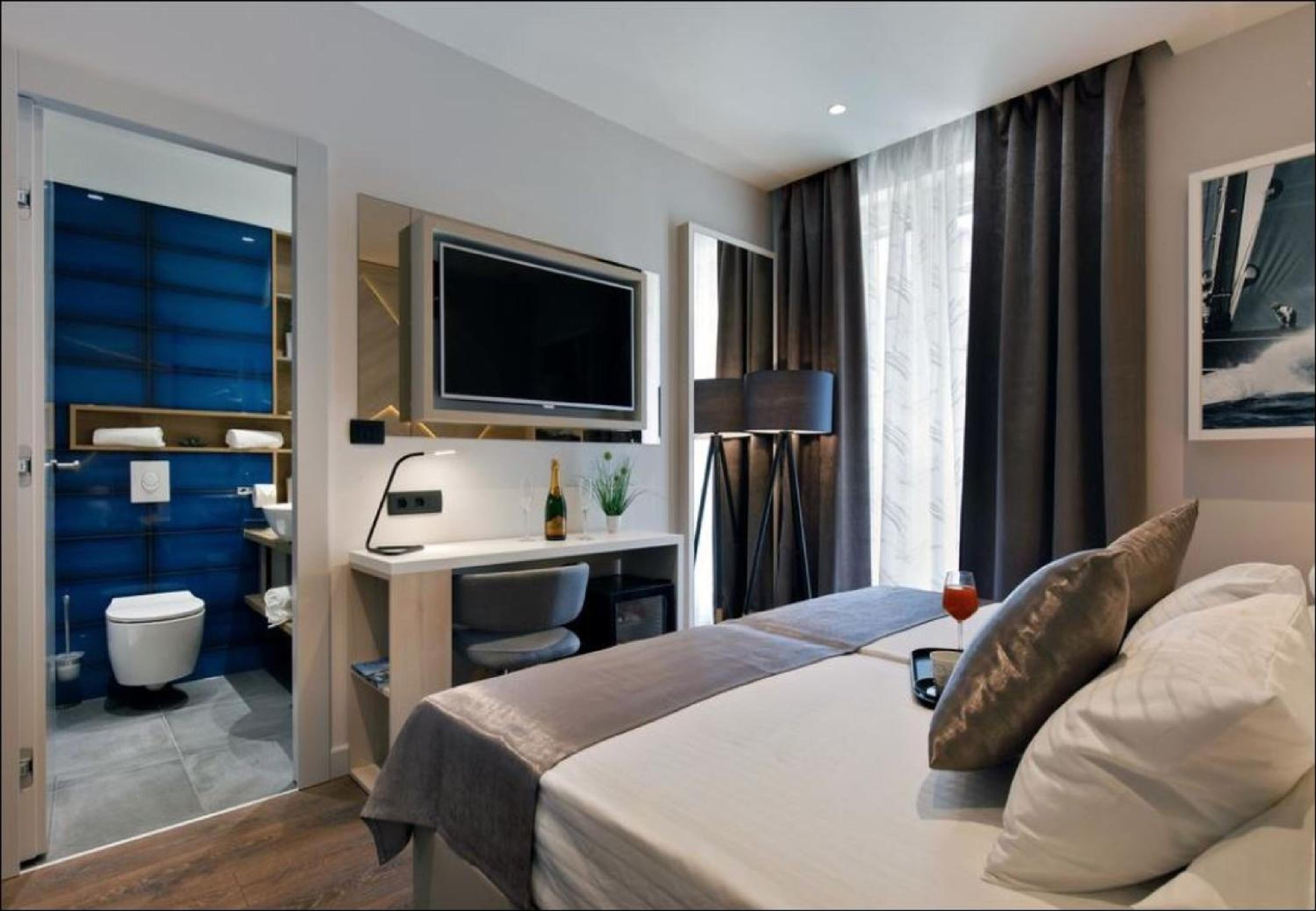 Deluxe Double Room with Balcony - Photo 5