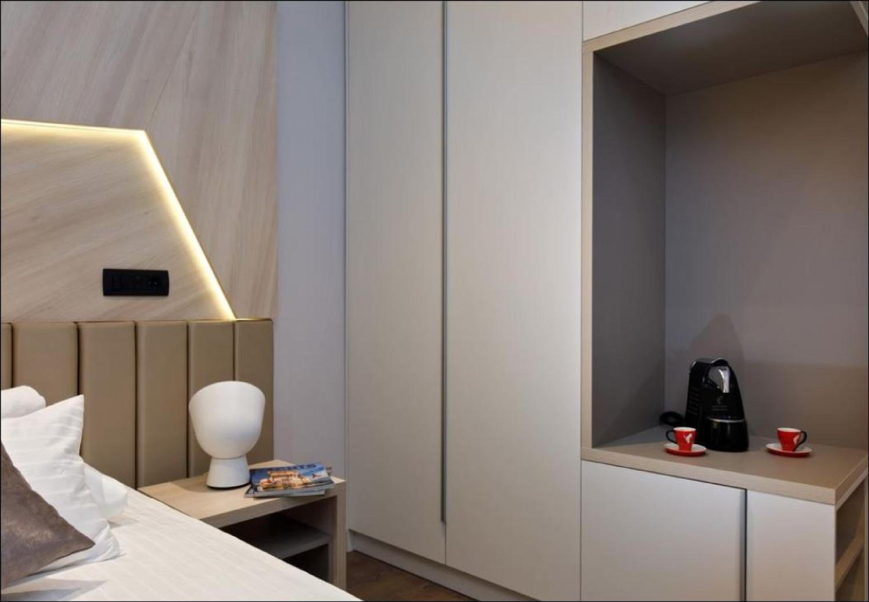 Deluxe Double Room with Balcony - Photo 3