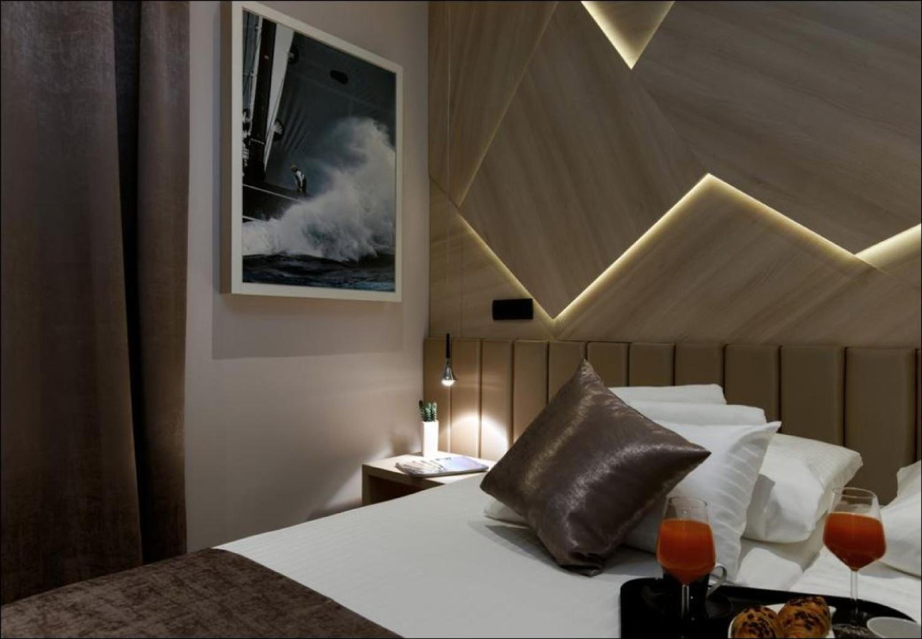 Deluxe Double Room with Balcony - Photo 7