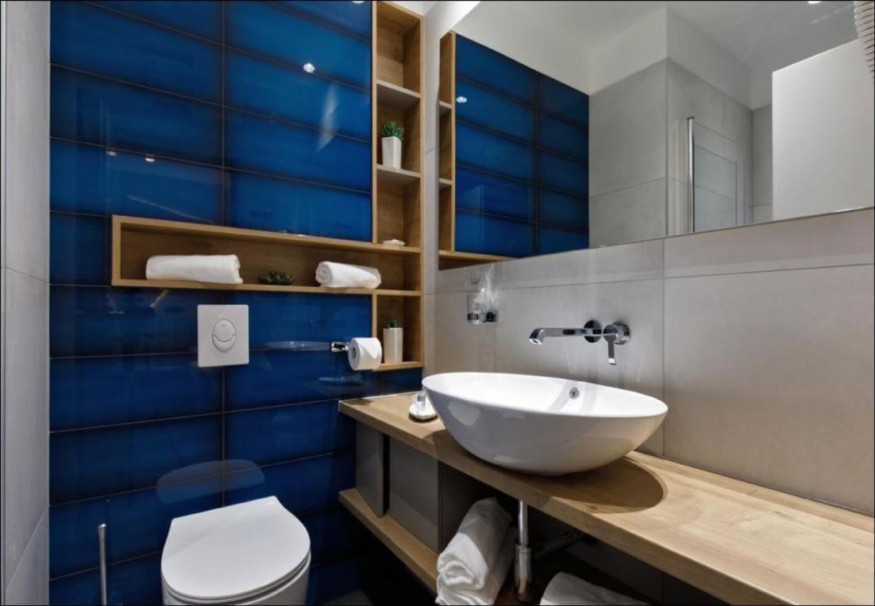 Deluxe Double Room with Balcony - Photo 10