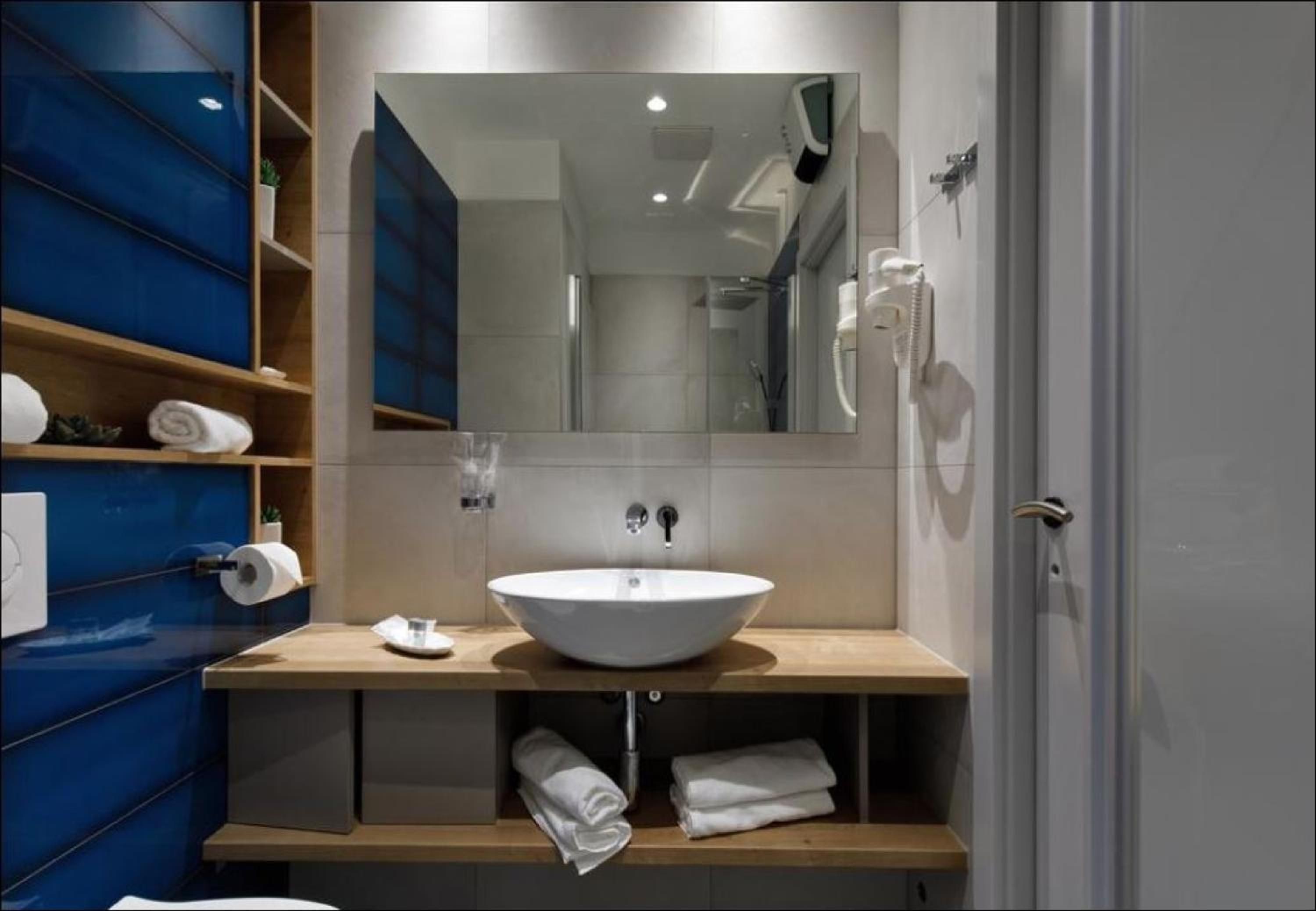 Deluxe Double Room with Balcony - Photo 9