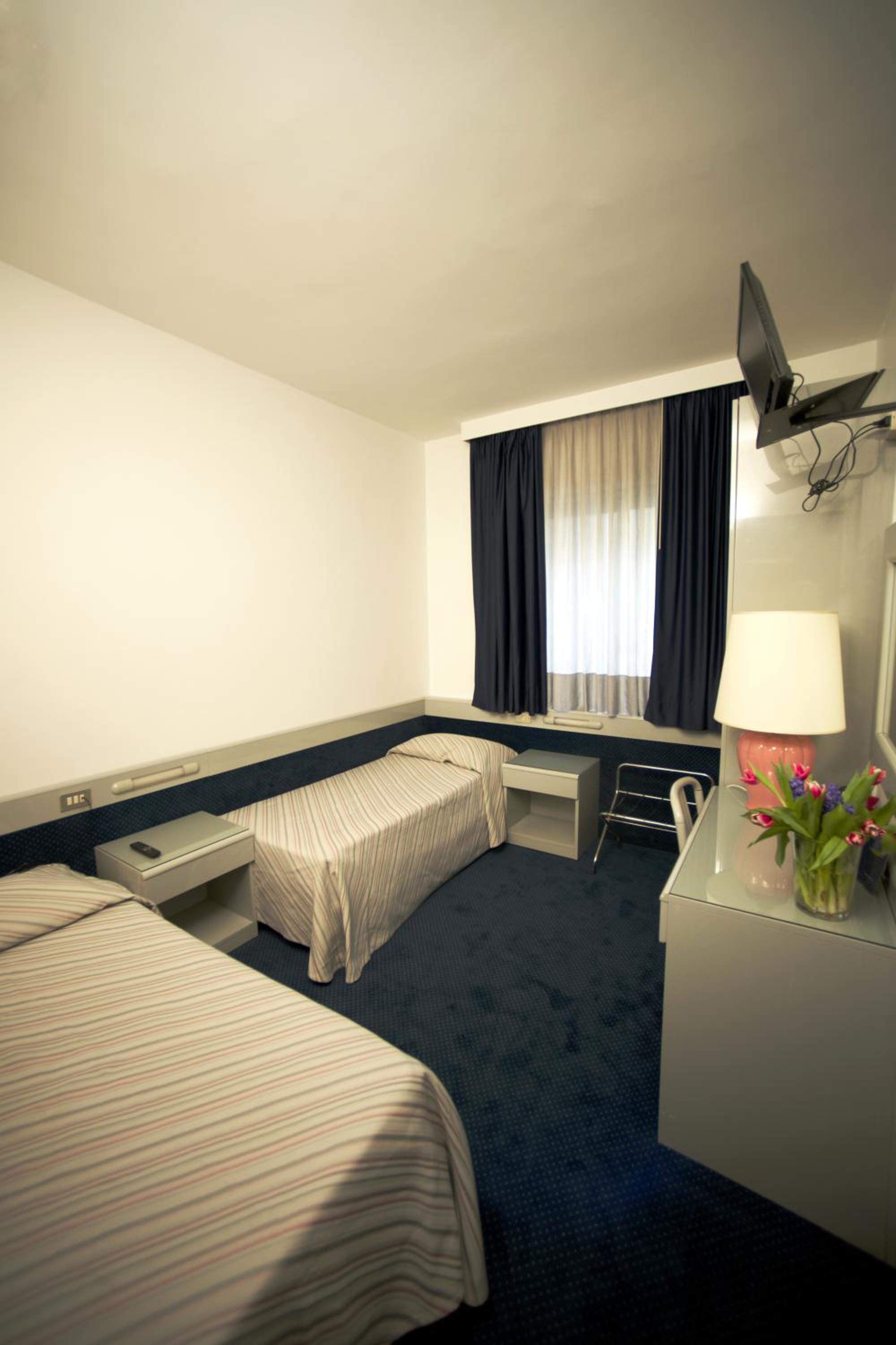 Double or Twin Room - Photo 11