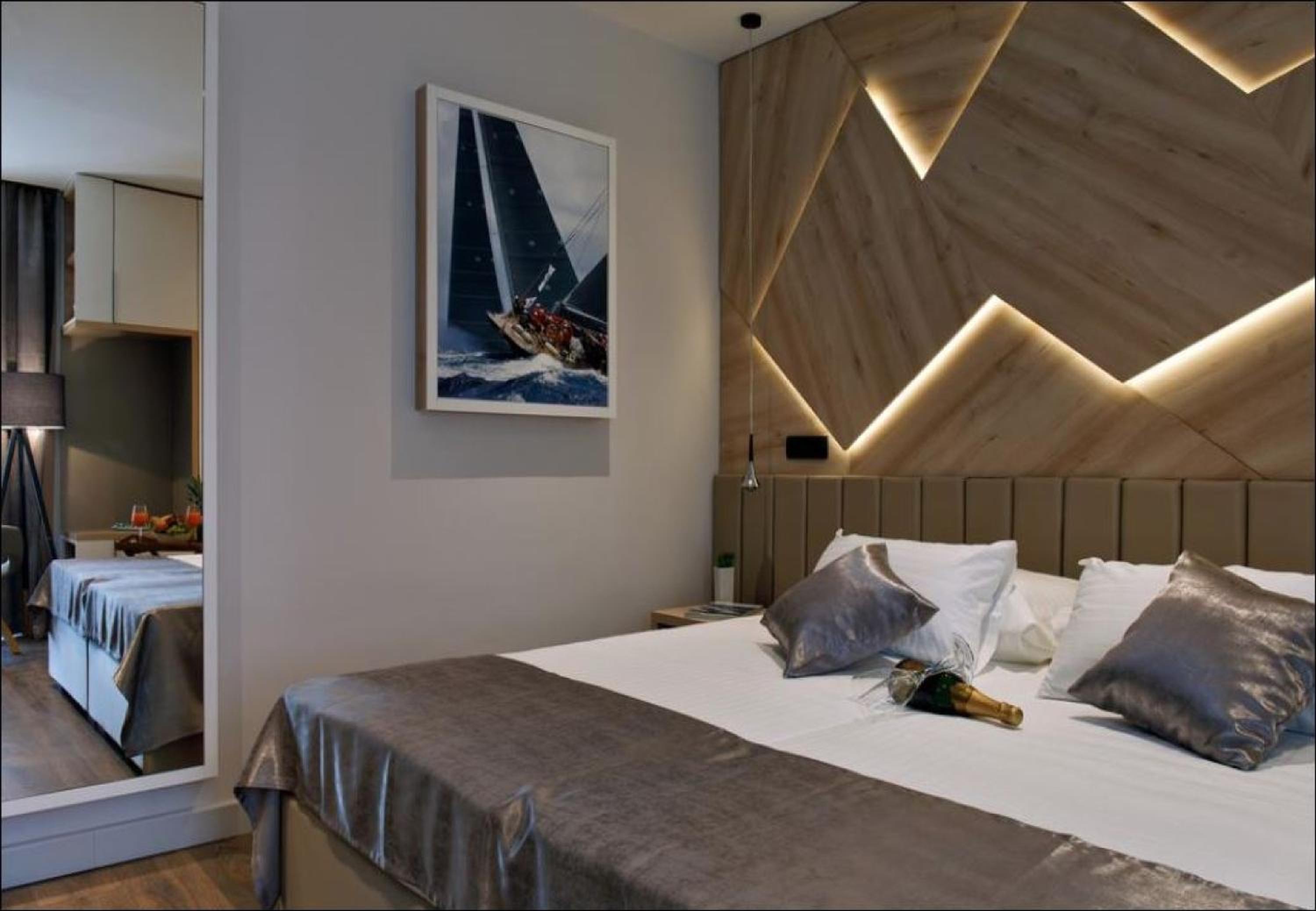 Deluxe Double or Twin Room with Balcony - Photo 9