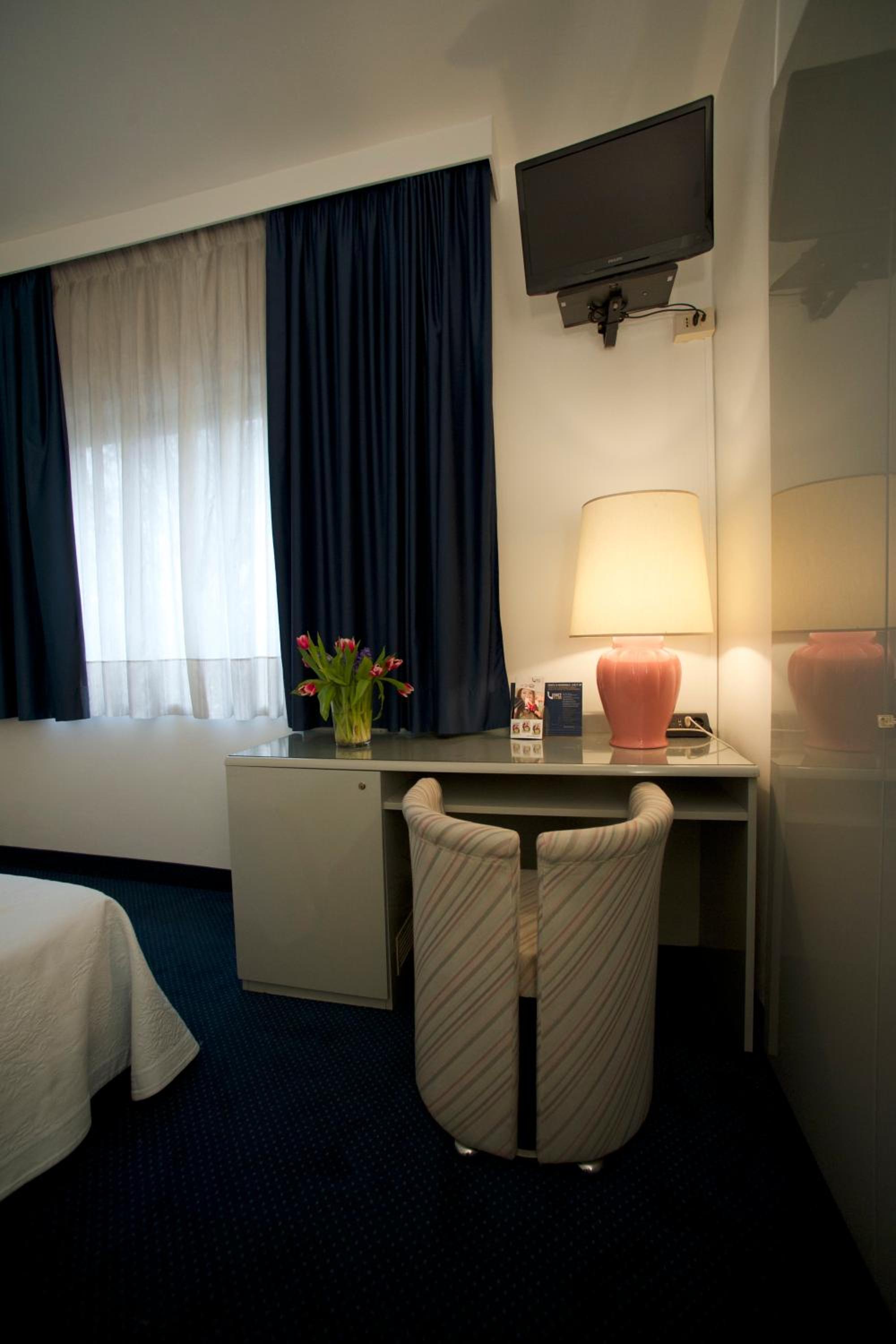 Double or Twin Room - Photo 9