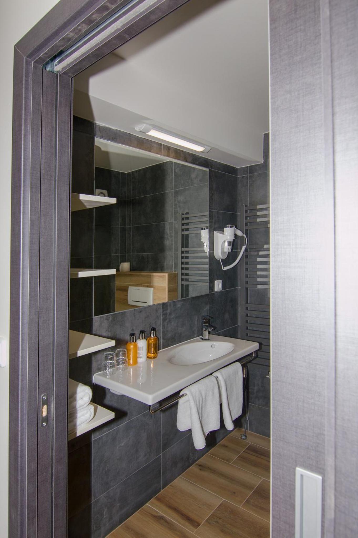 Standard Double or Twin Room - Photo 9