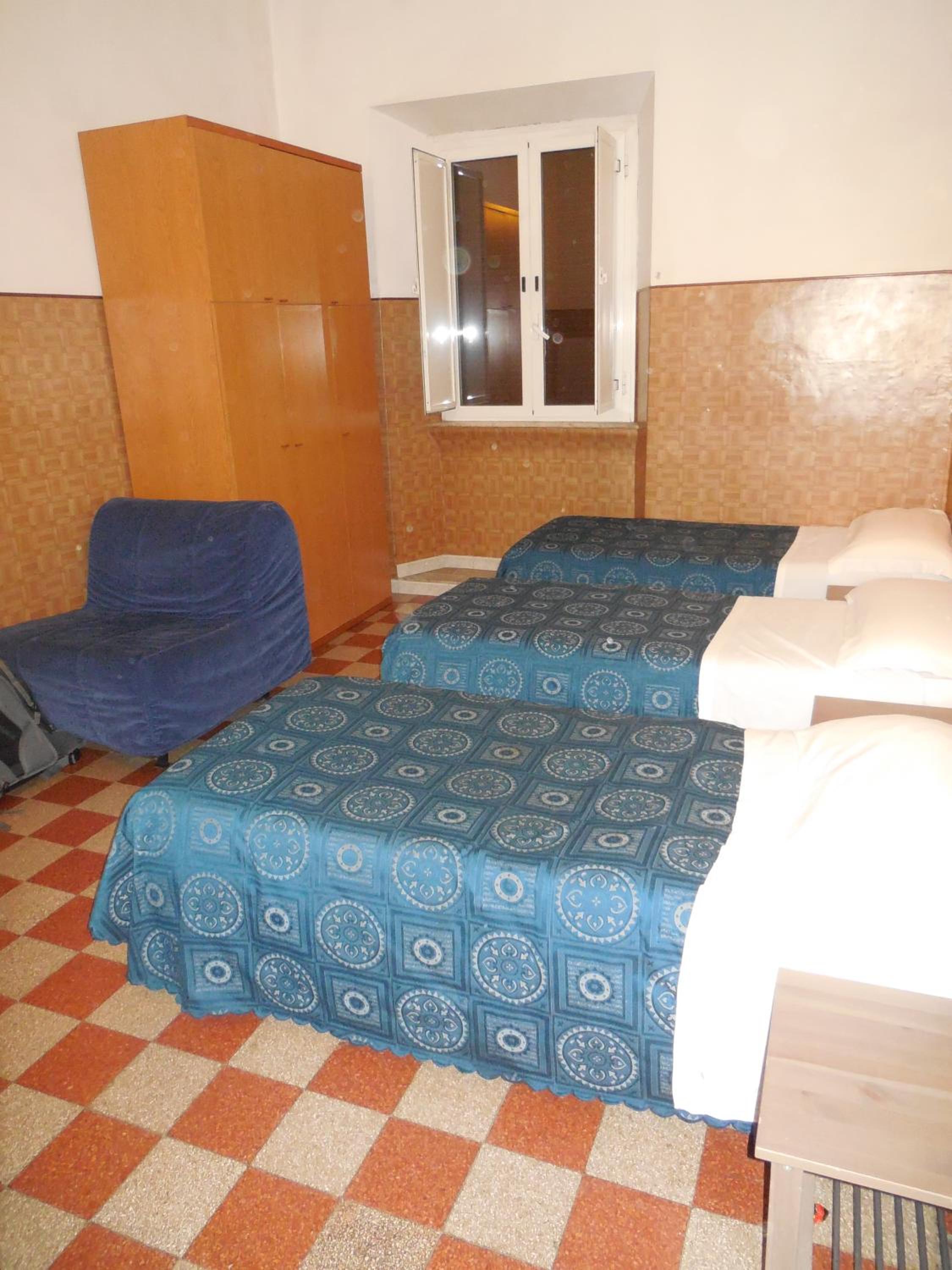 Bed in 4-Bed Male Dormitory Room photo 3