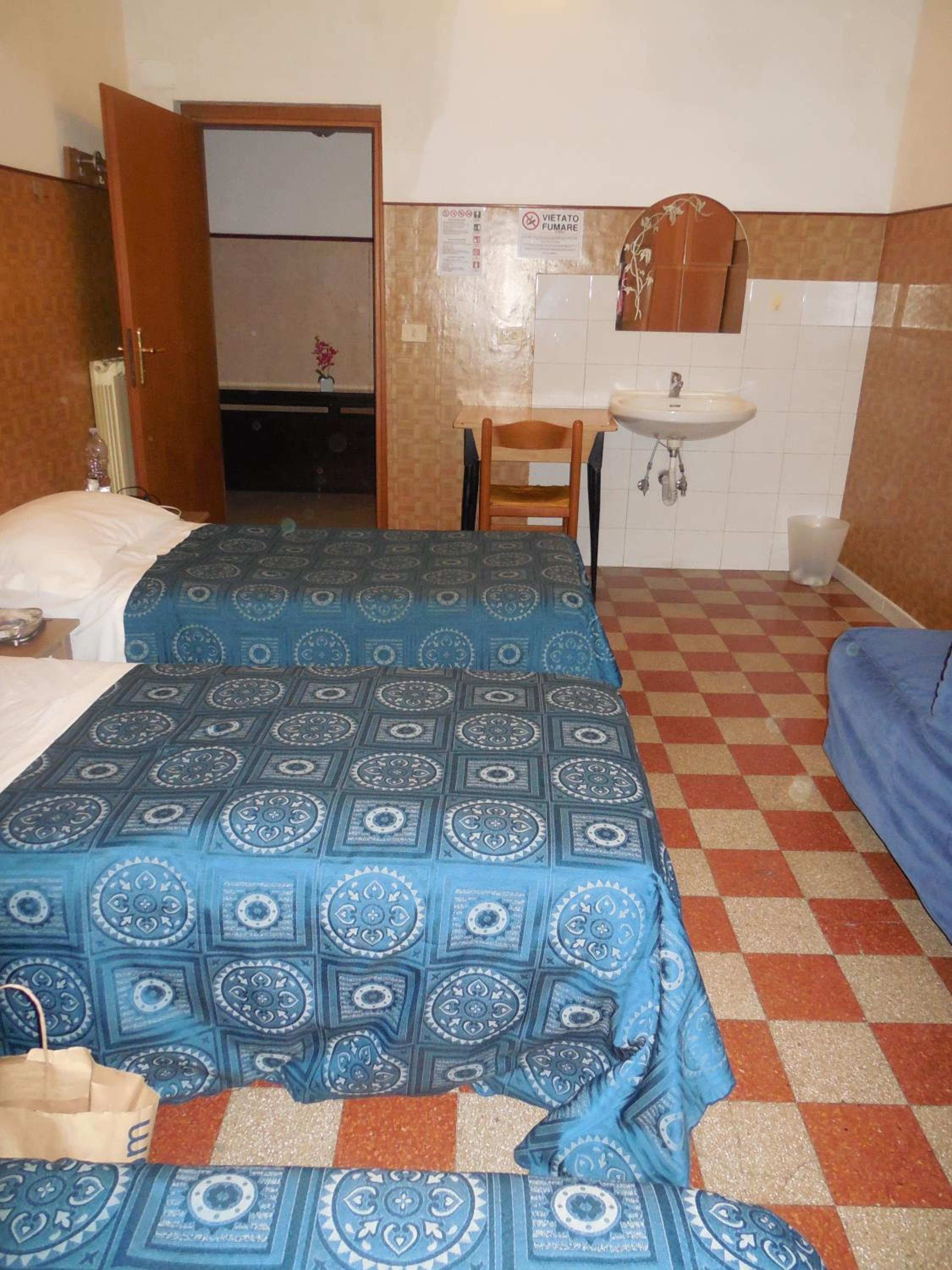 Quadruple Room with Shared Bathroom photo 2