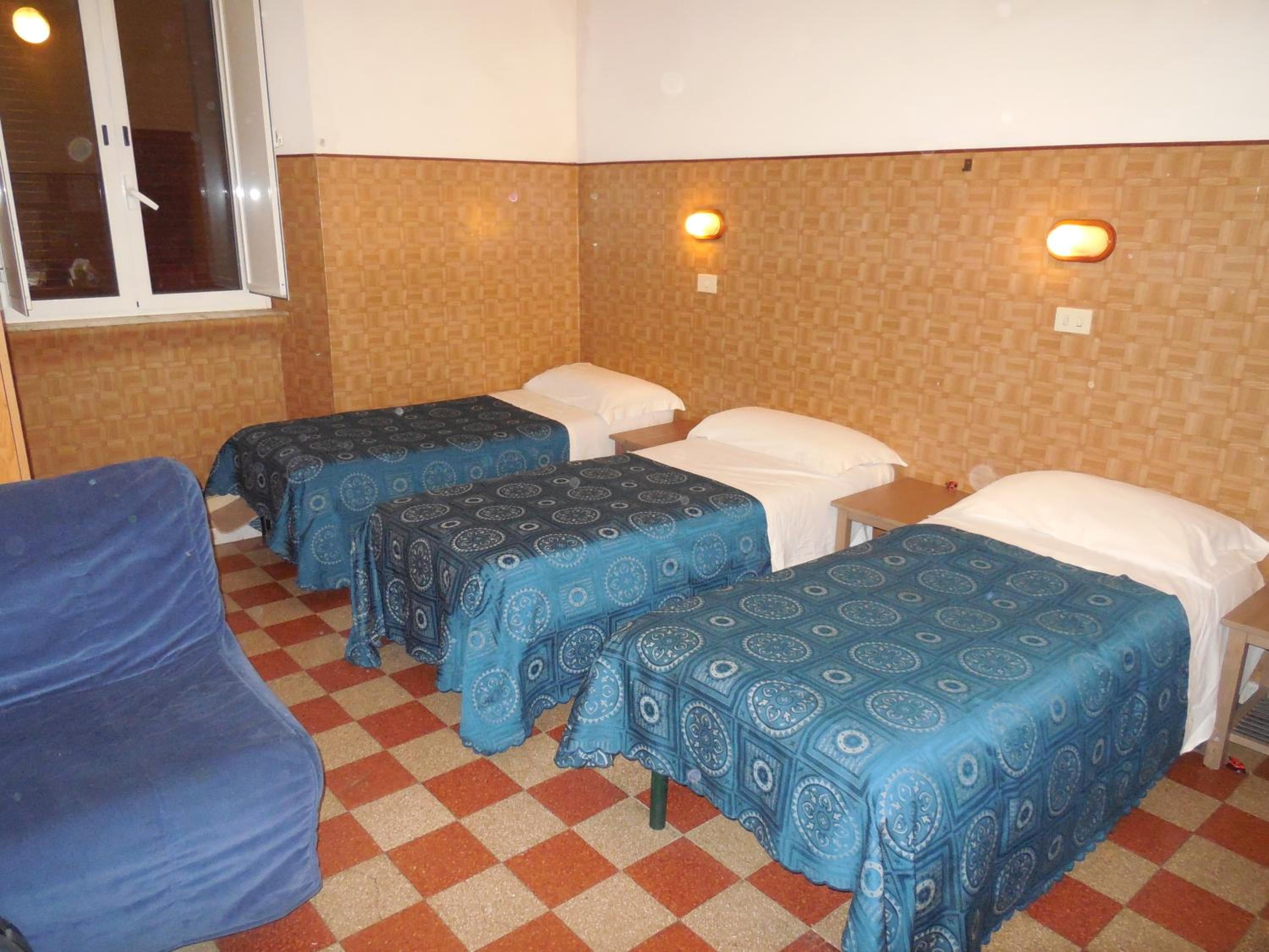 Bed in 4-Bed Male Dormitory Room photo 1