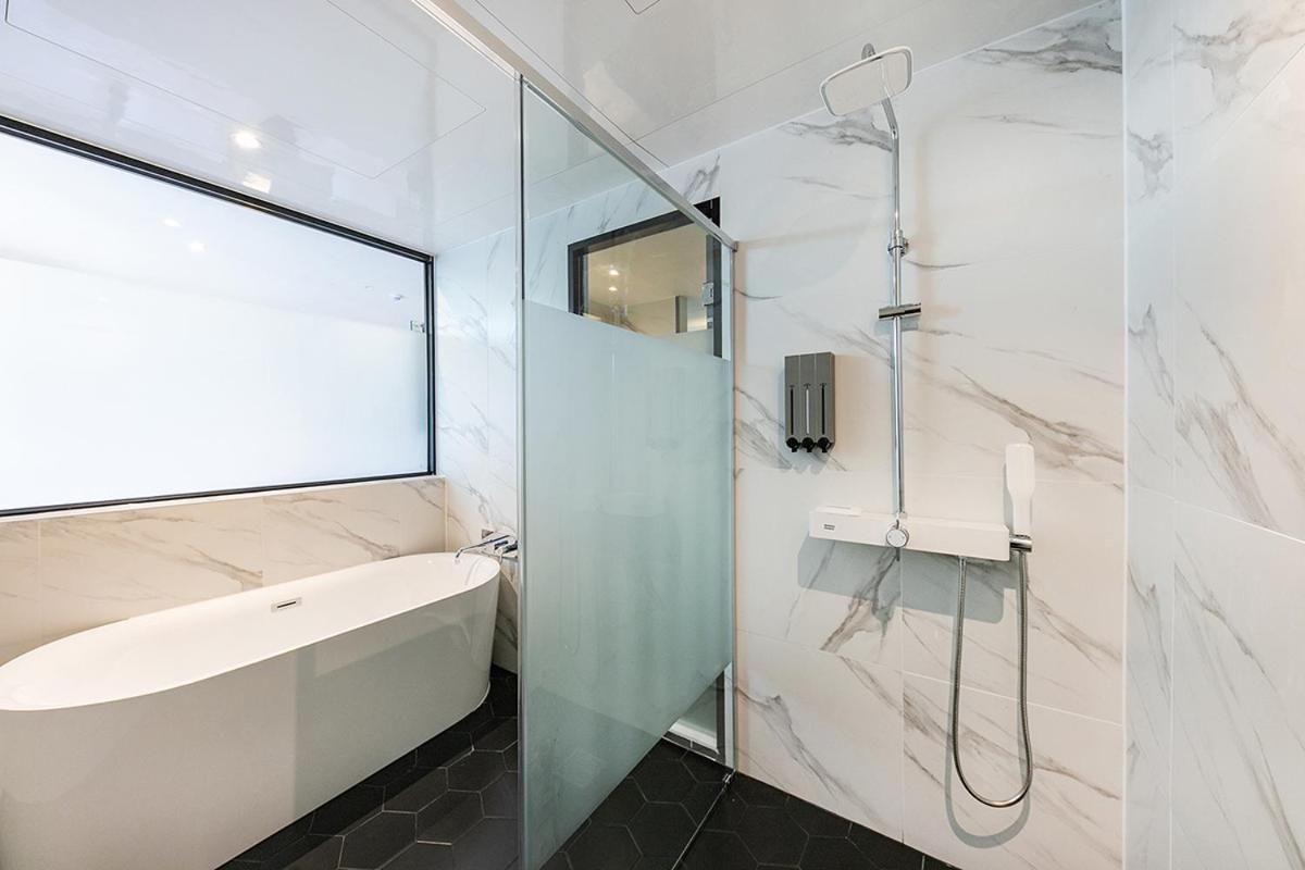 Deluxe Twin Room with Sea View - Photo 4
