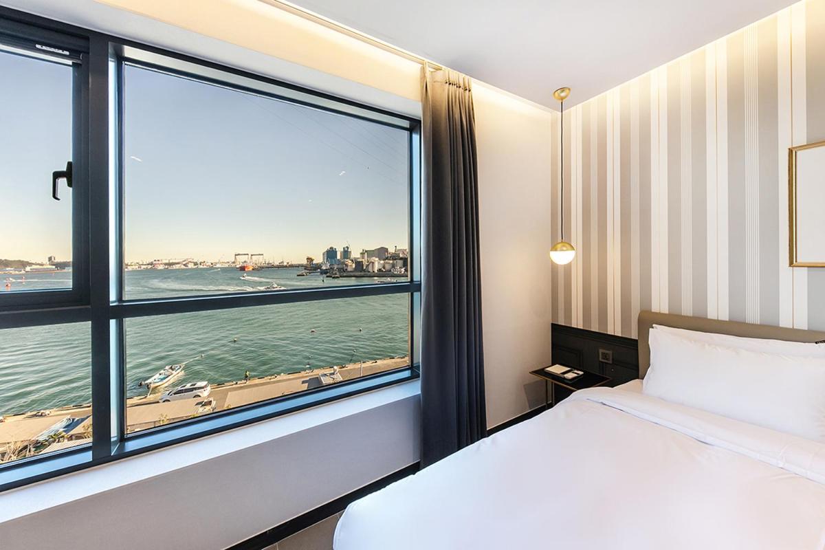 Family Room with Sea View - Photo 3