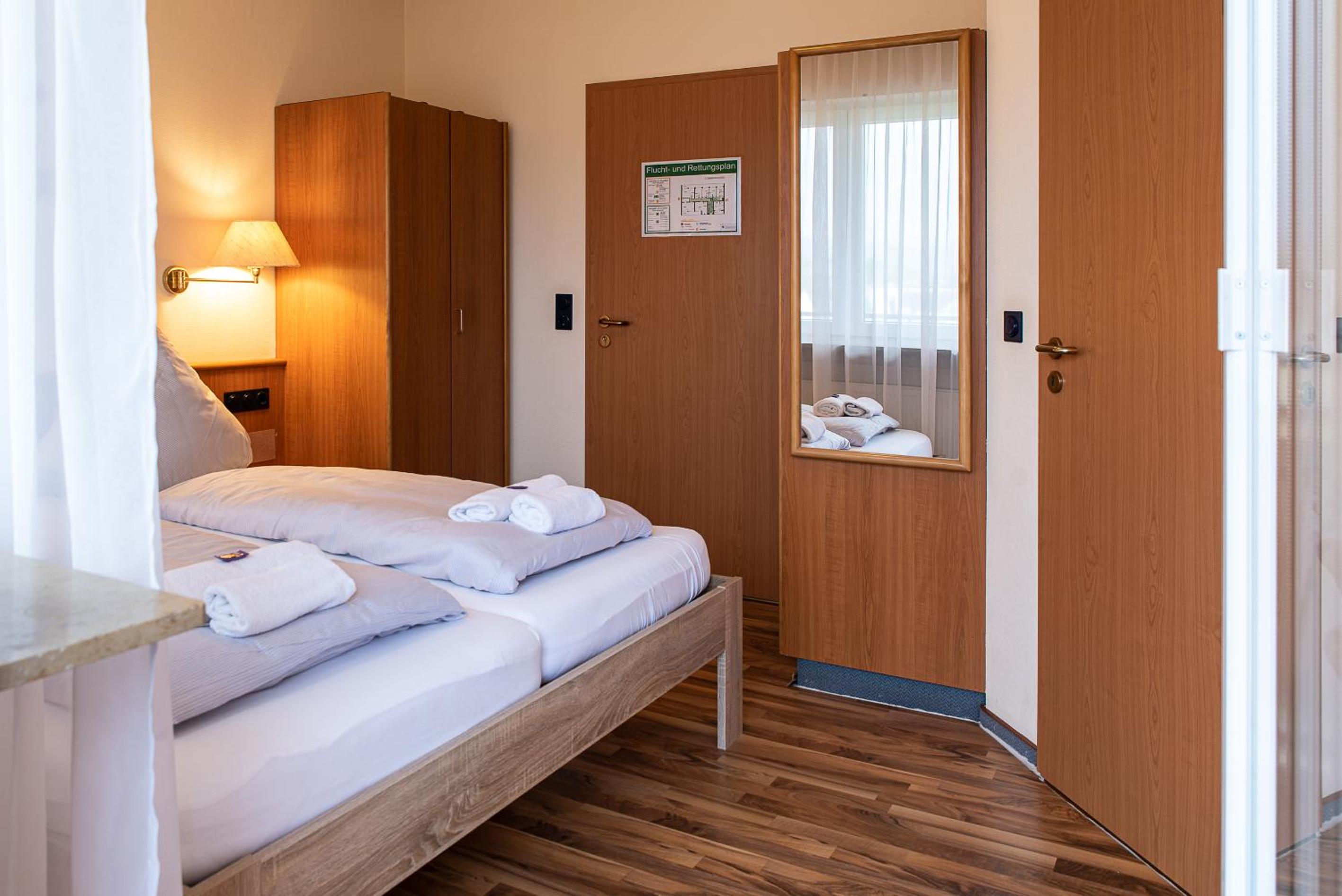 Double Room with Balcony - Photo 5