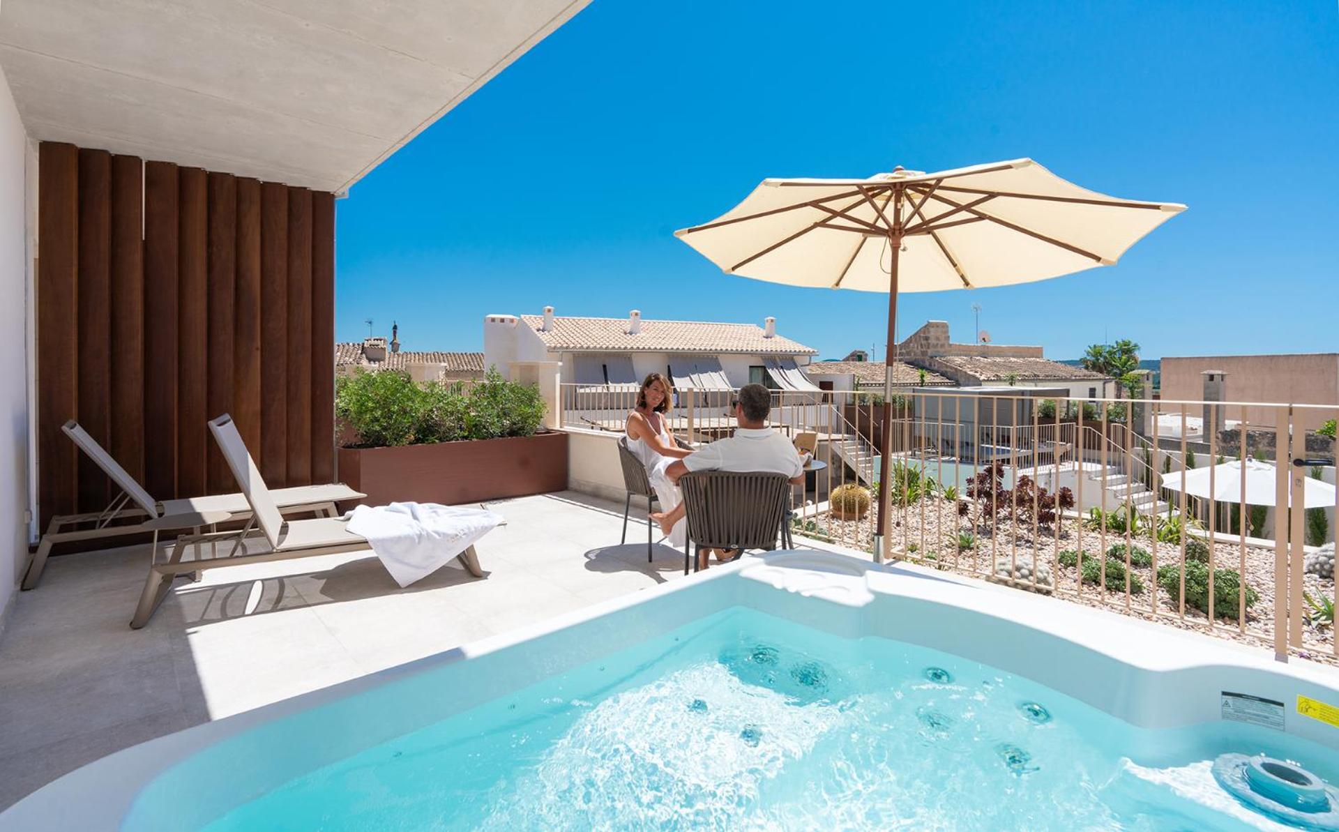 Suite with Terrace With Whirlpool Bath in Terrace photo 3