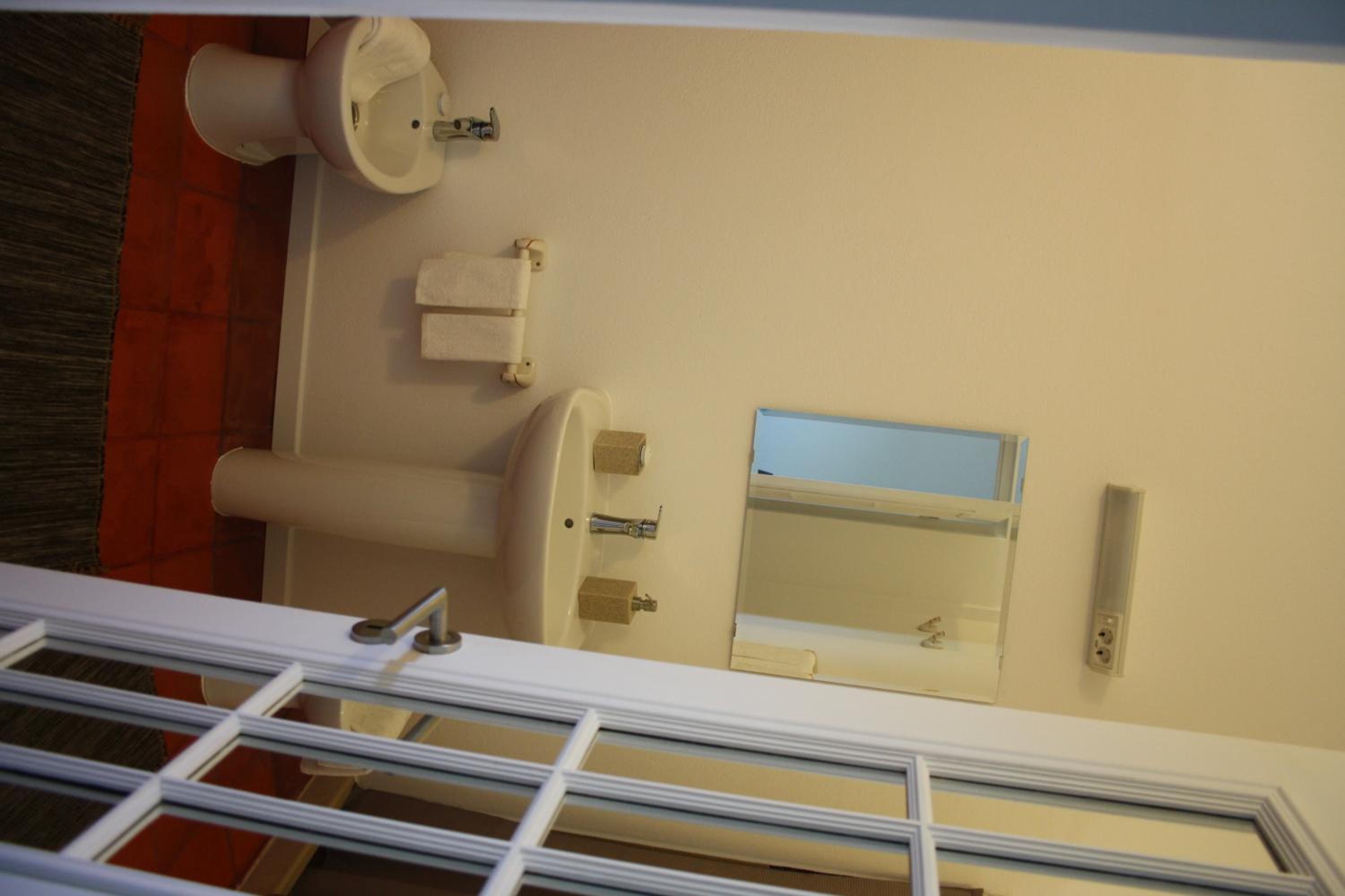 Double or Twin Room - Photo 6