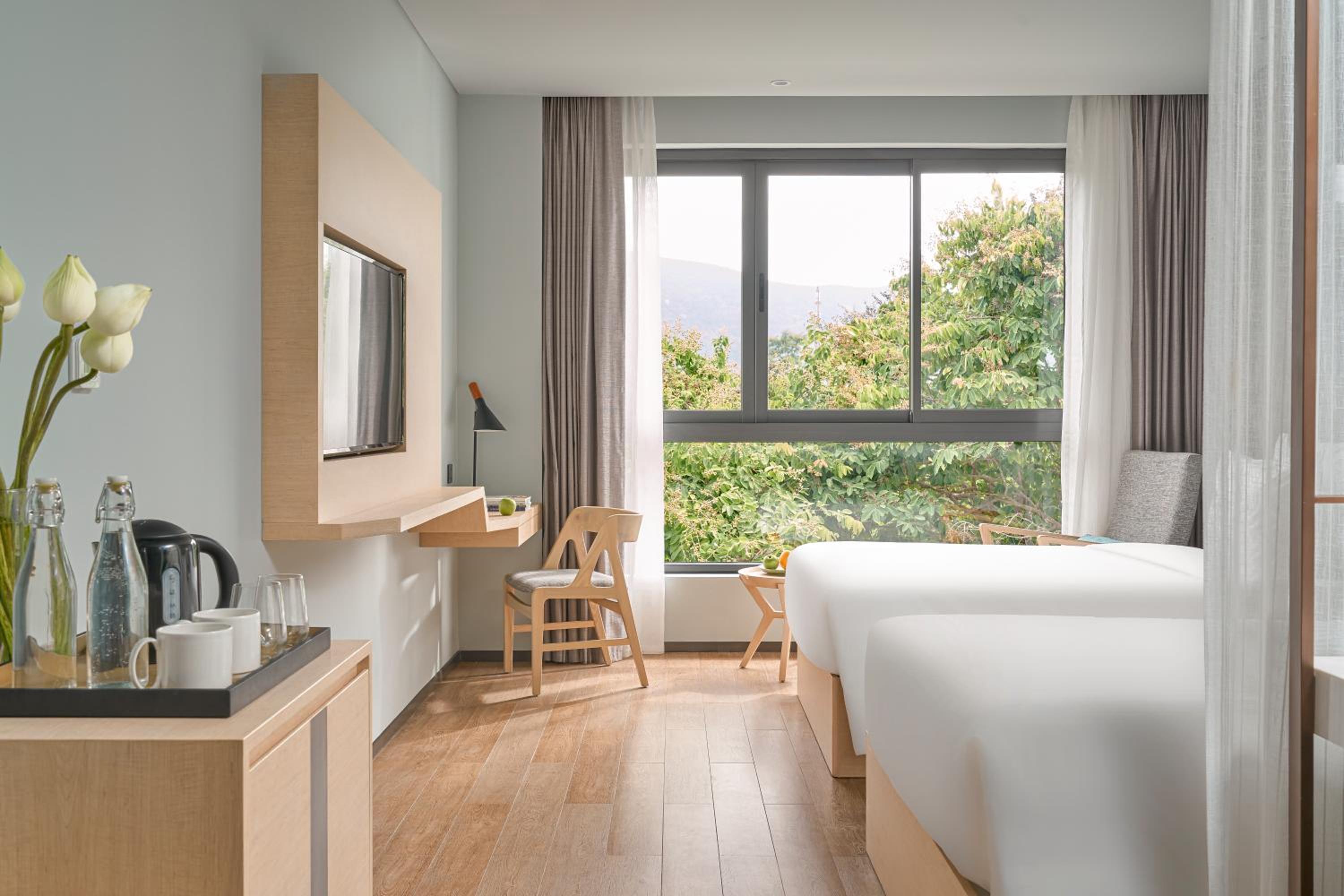 Deluxe Twin Room with City View (Include Welcome drink & Airport shuttle bus) - Photo 2