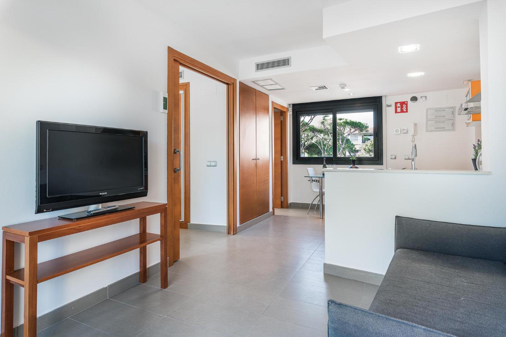 One-Bedroom Apartment - Photo 2