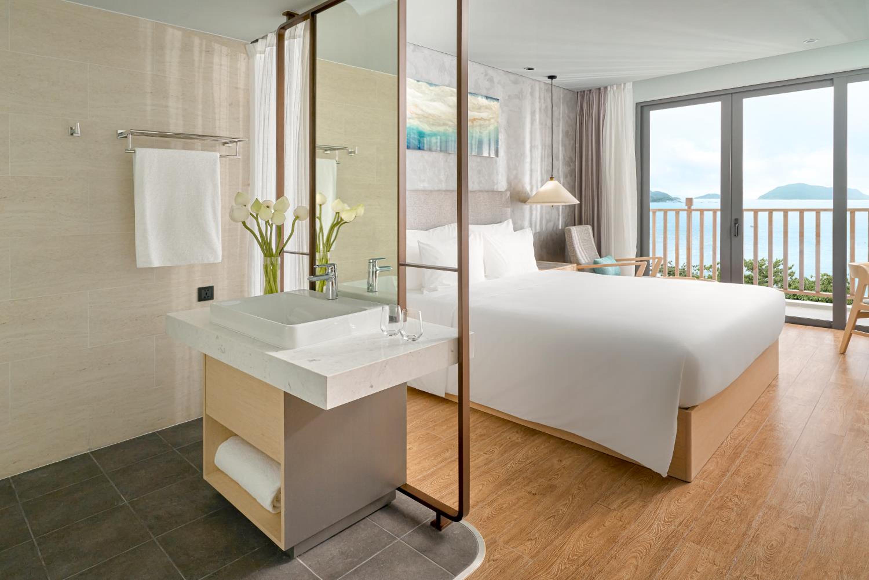 Deluxe Double Room with Balcony and Ocean View (Include Welcome drink & Airport shuttle bus) - Photo 3