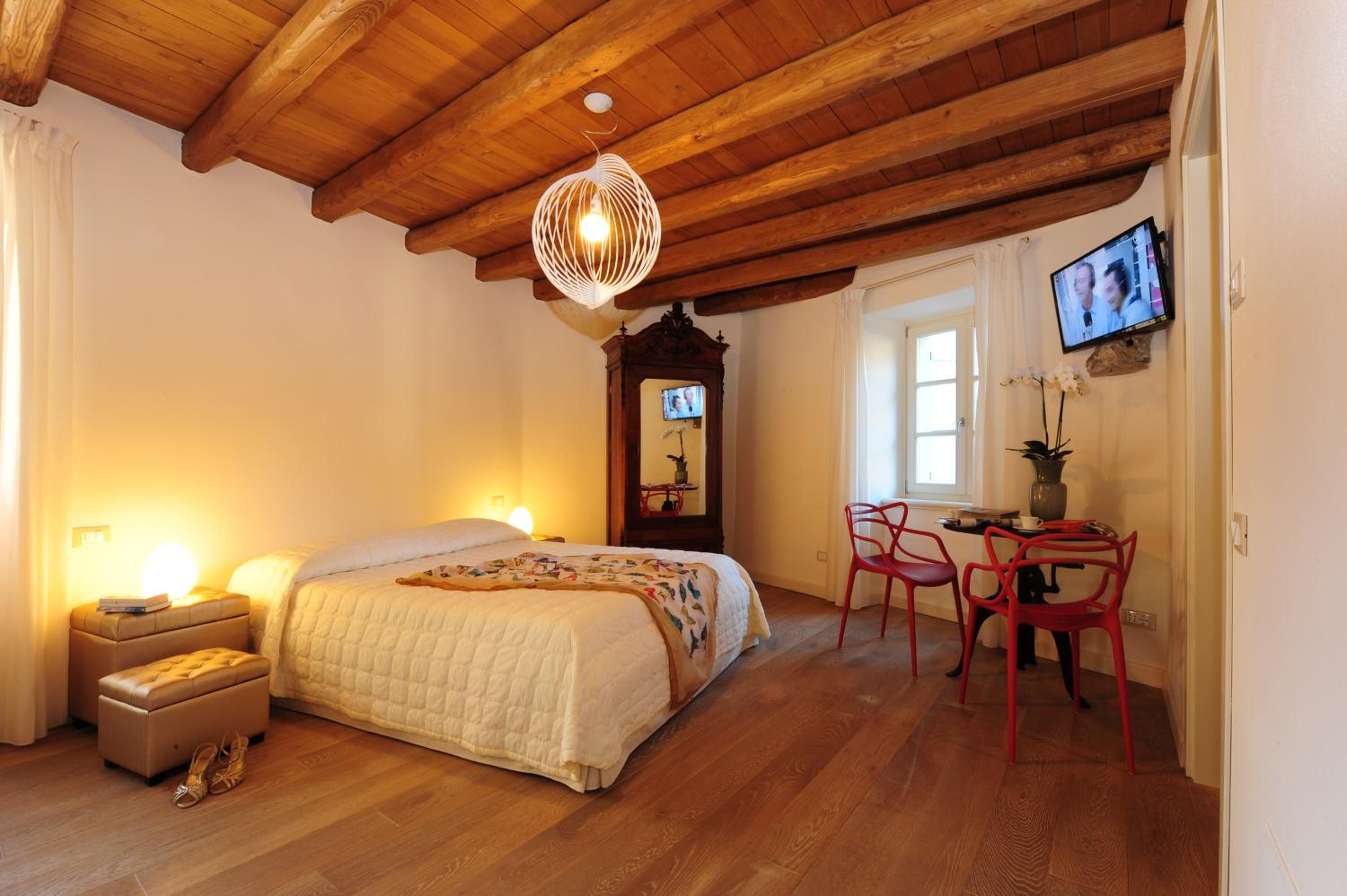 Junior Suite with Lake View - Photo 1