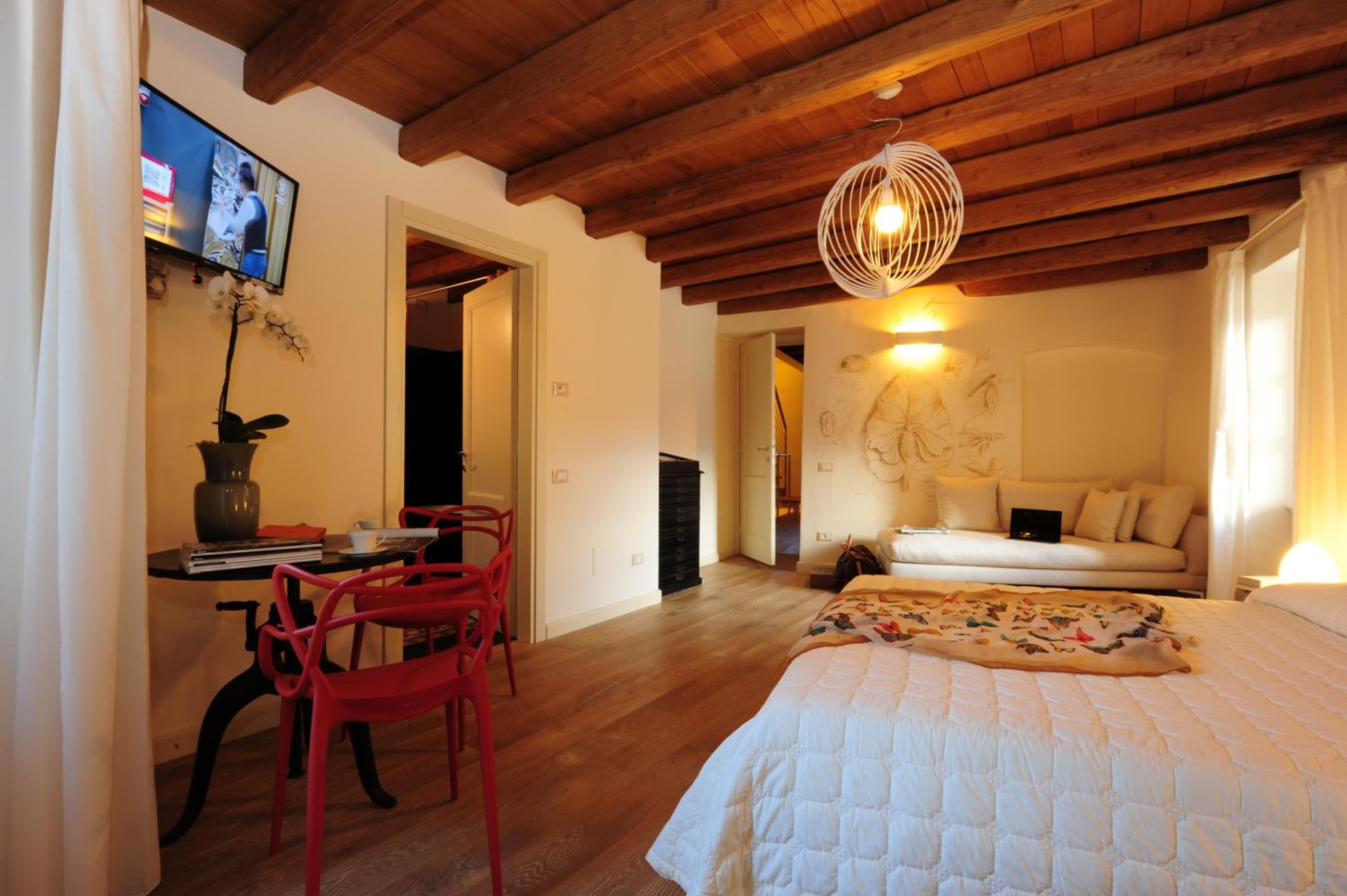 Junior Suite with Lake View - Photo 10