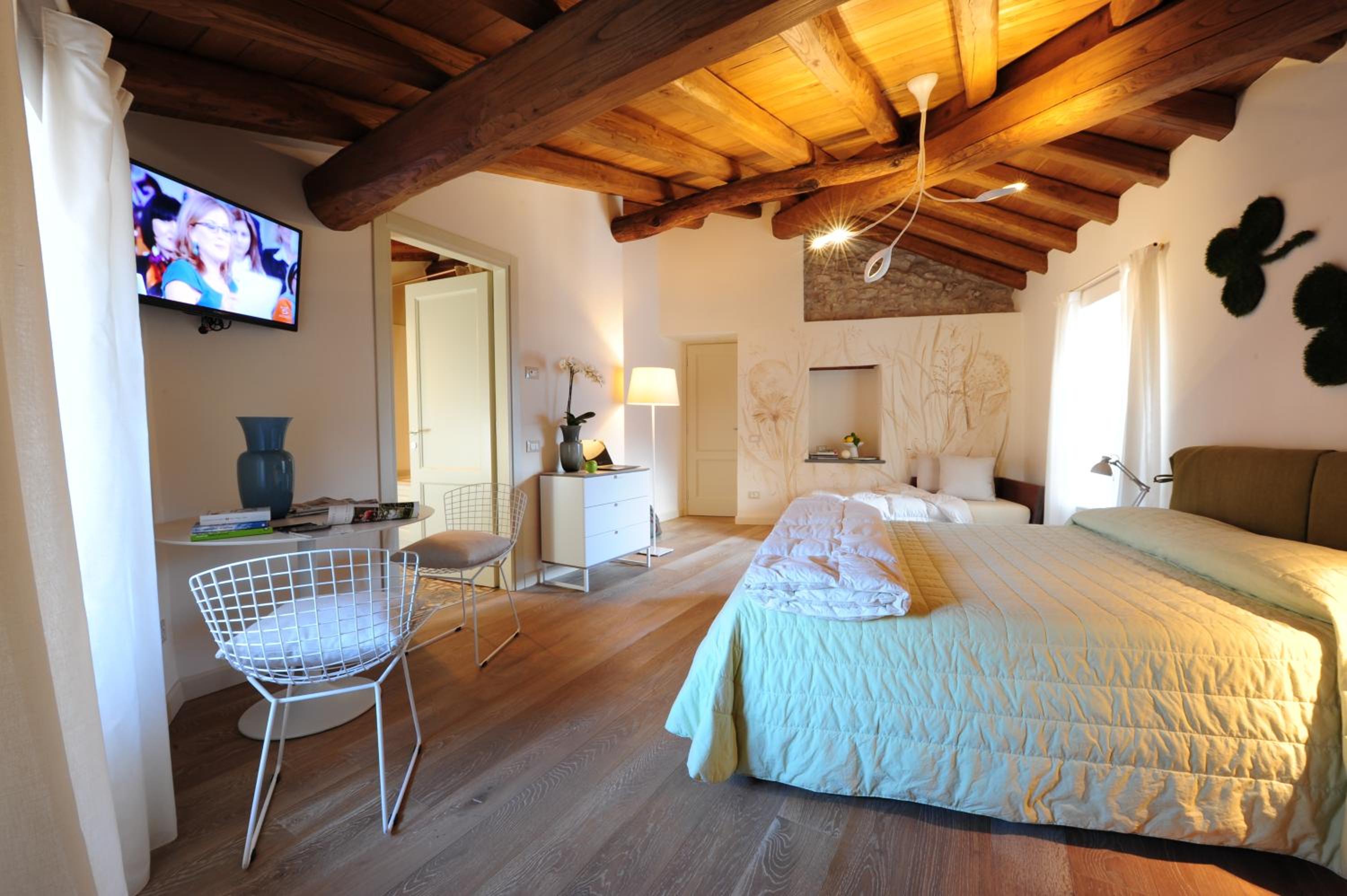 Junior Suite with Lake View - Photo 7