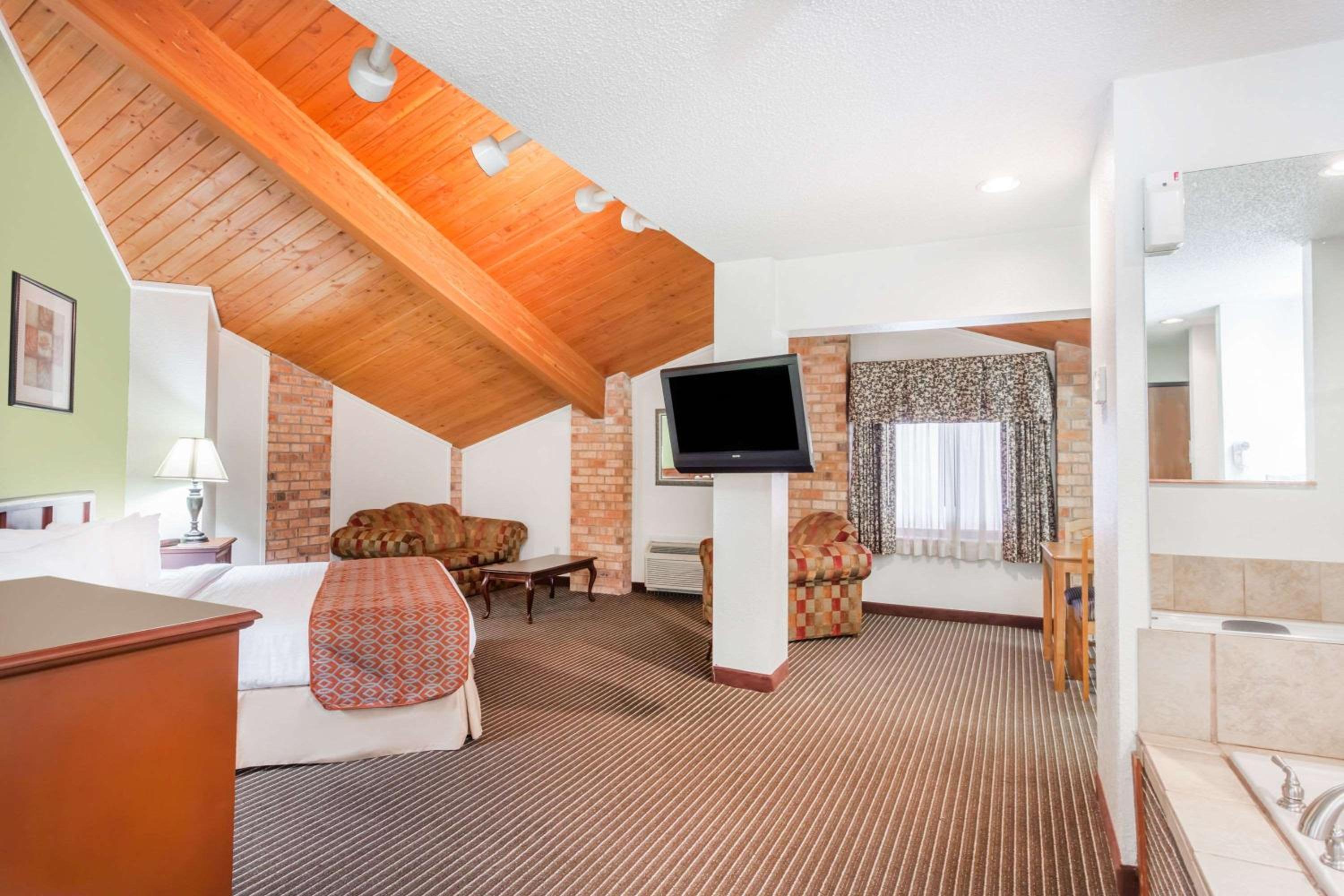 Deluxe King Studio Suite - Non-Smoking photo 2
