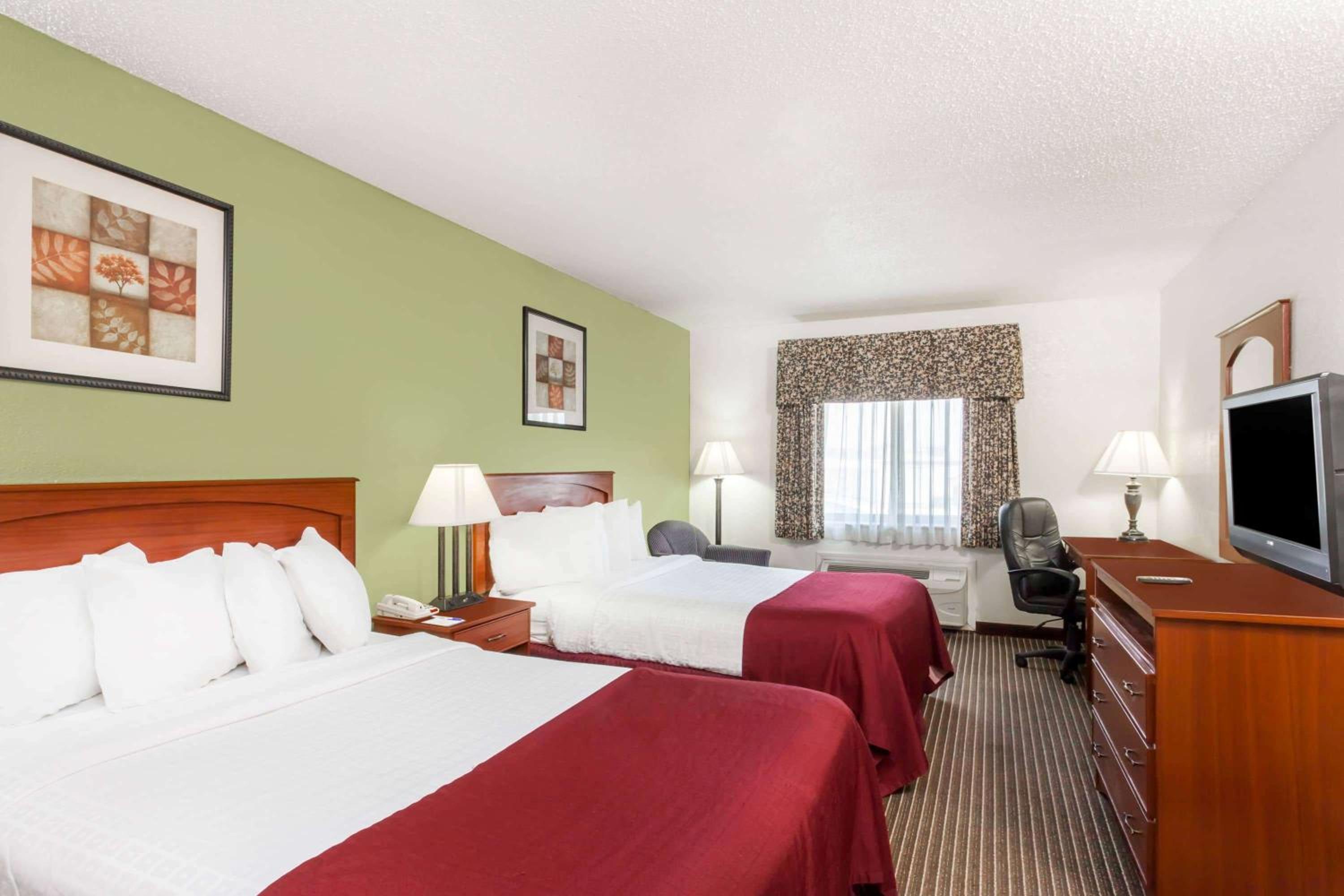 Queen Room with Two Queen Beds - Non-Smoking photo 1
