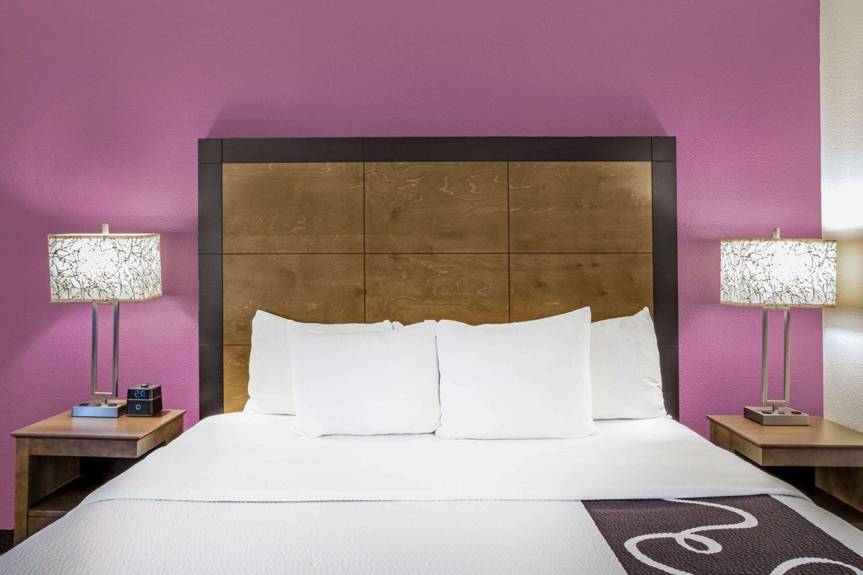 Deluxe King Room - Photo 2