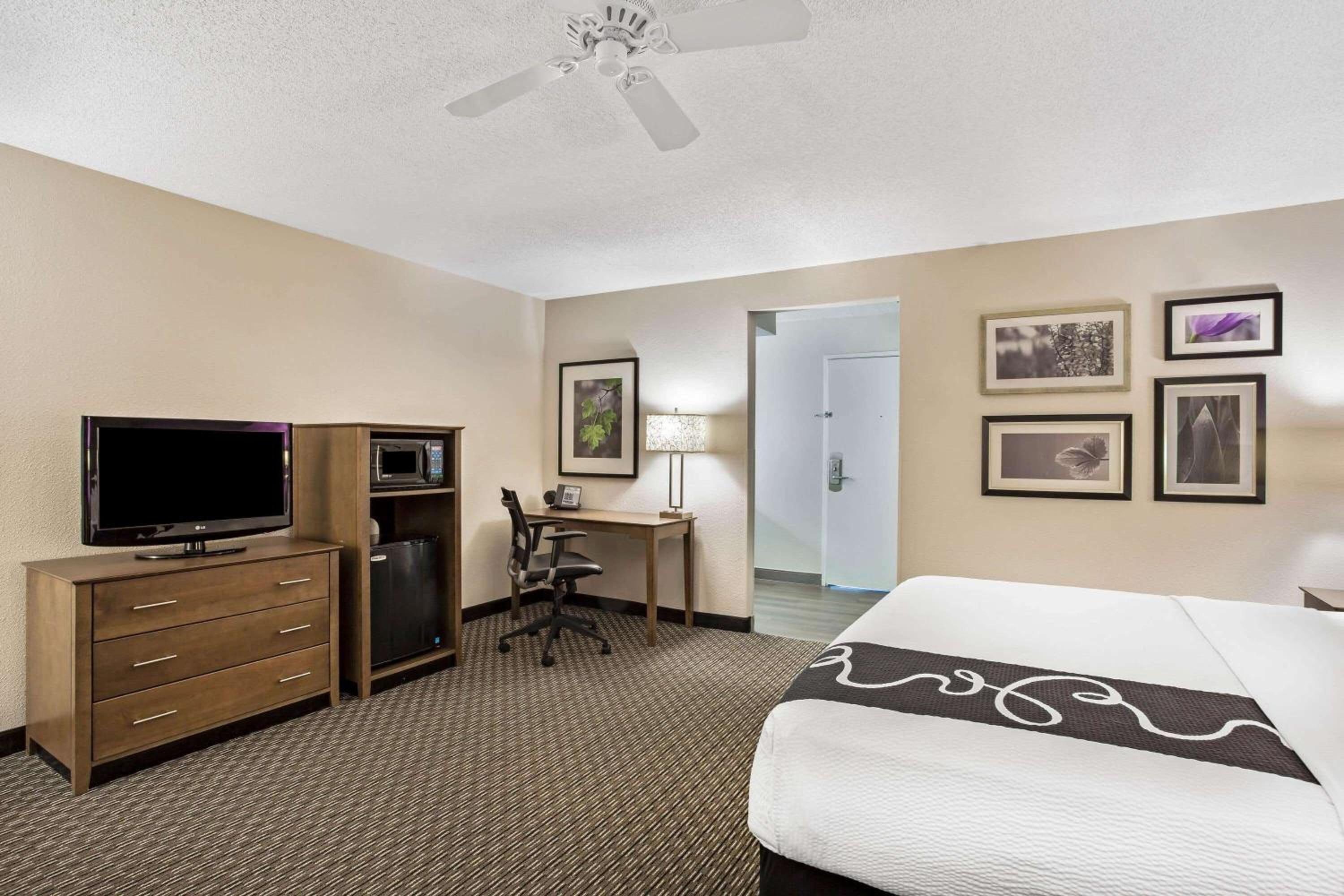 Executive King Room - Photo 3