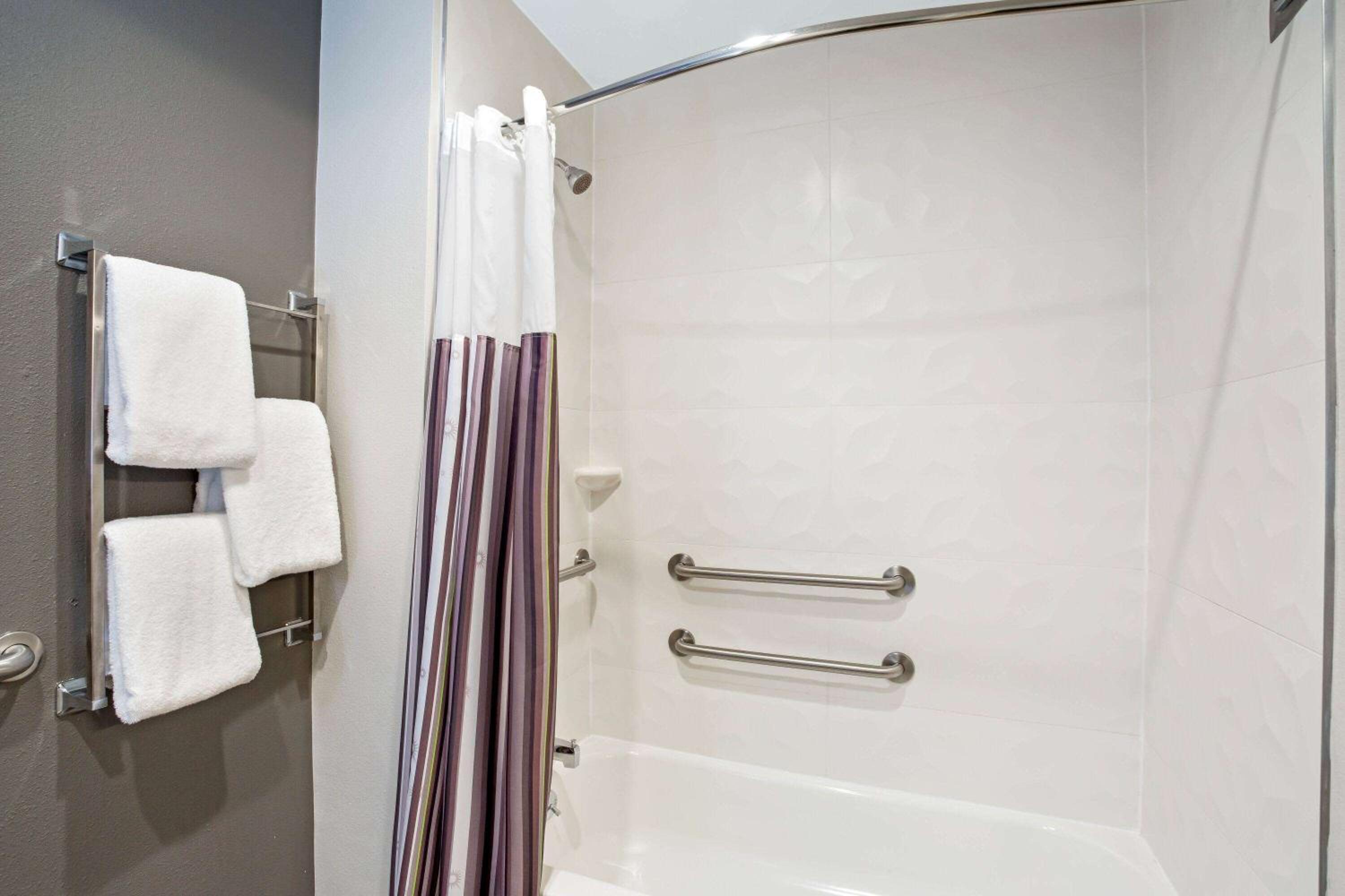 Double Room with Mobility/Hearing Impaired Access - Non-Smoking - Photo 5