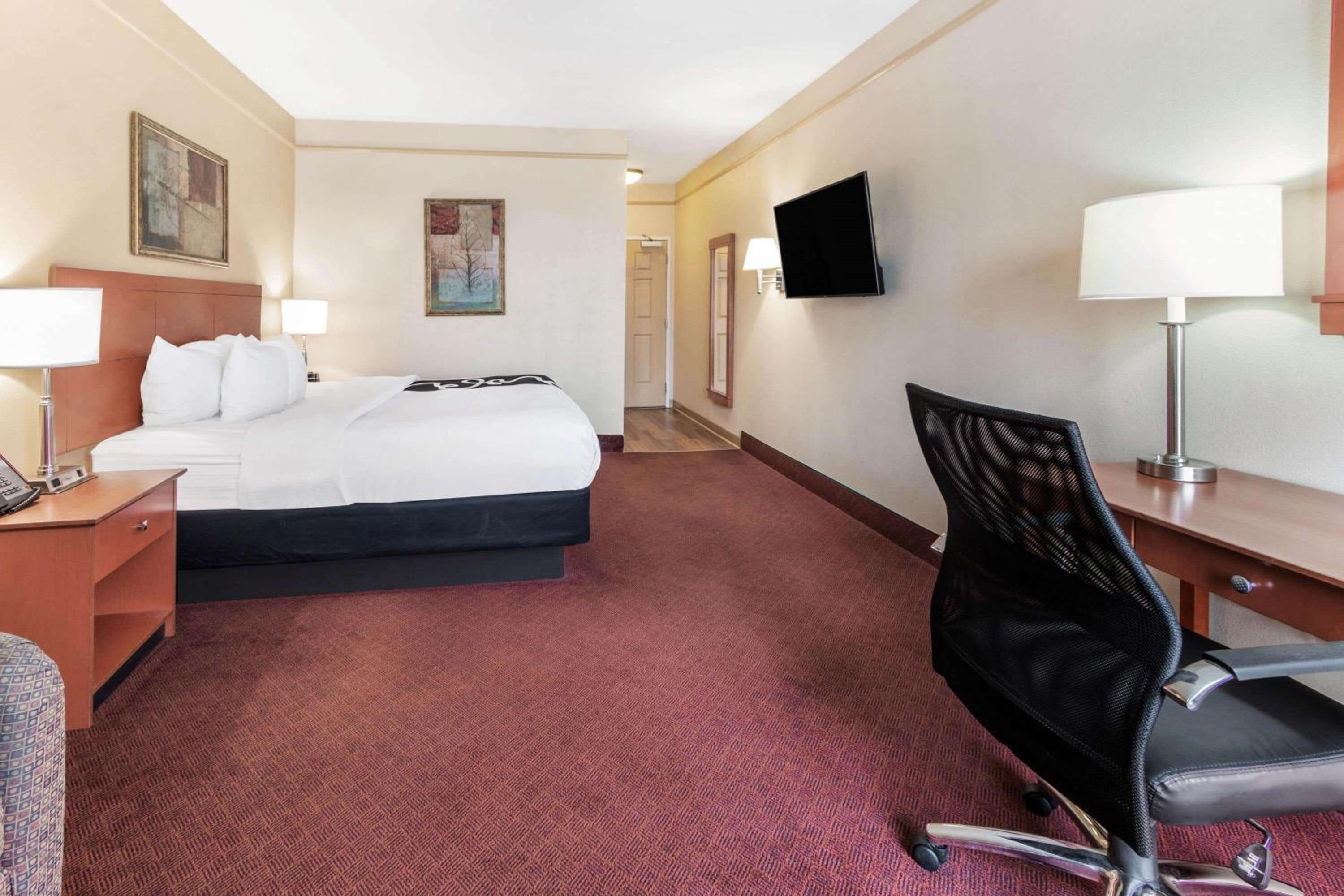 King Room - Non-Smoking - Photo 1