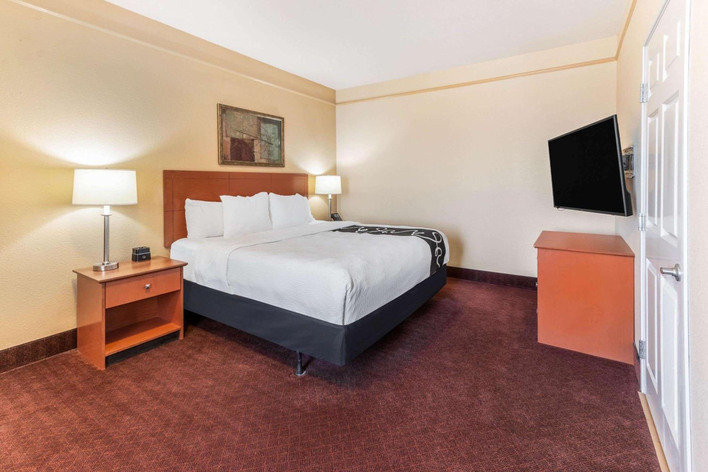 Deluxe Family Suite with Roll-In Shower - Mobility Accessible/Non-Smoking - Photo 1
