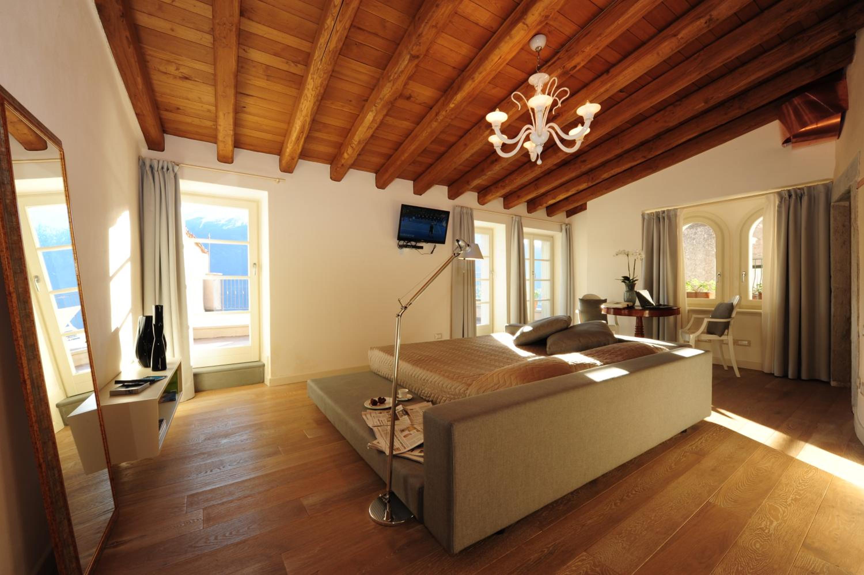 Junior Suite with Lake View and Terrace - Photo 6
