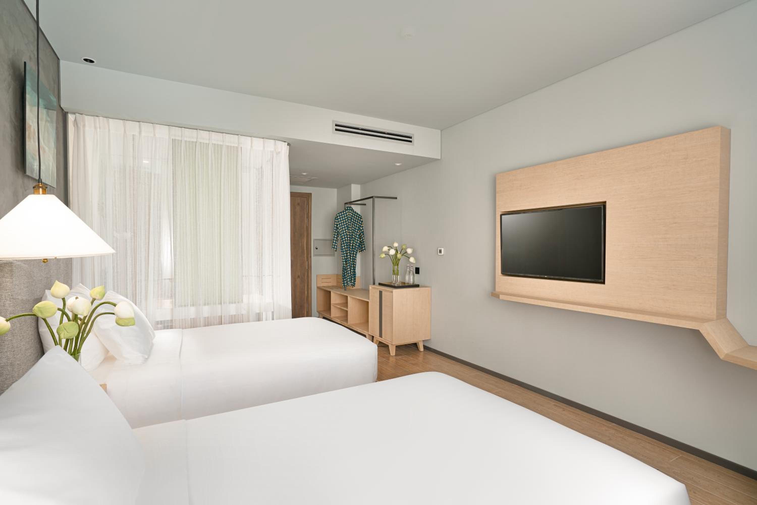Deluxe Twin Room with City View (Include Welcome drink & Airport shuttle bus) - Photo 3