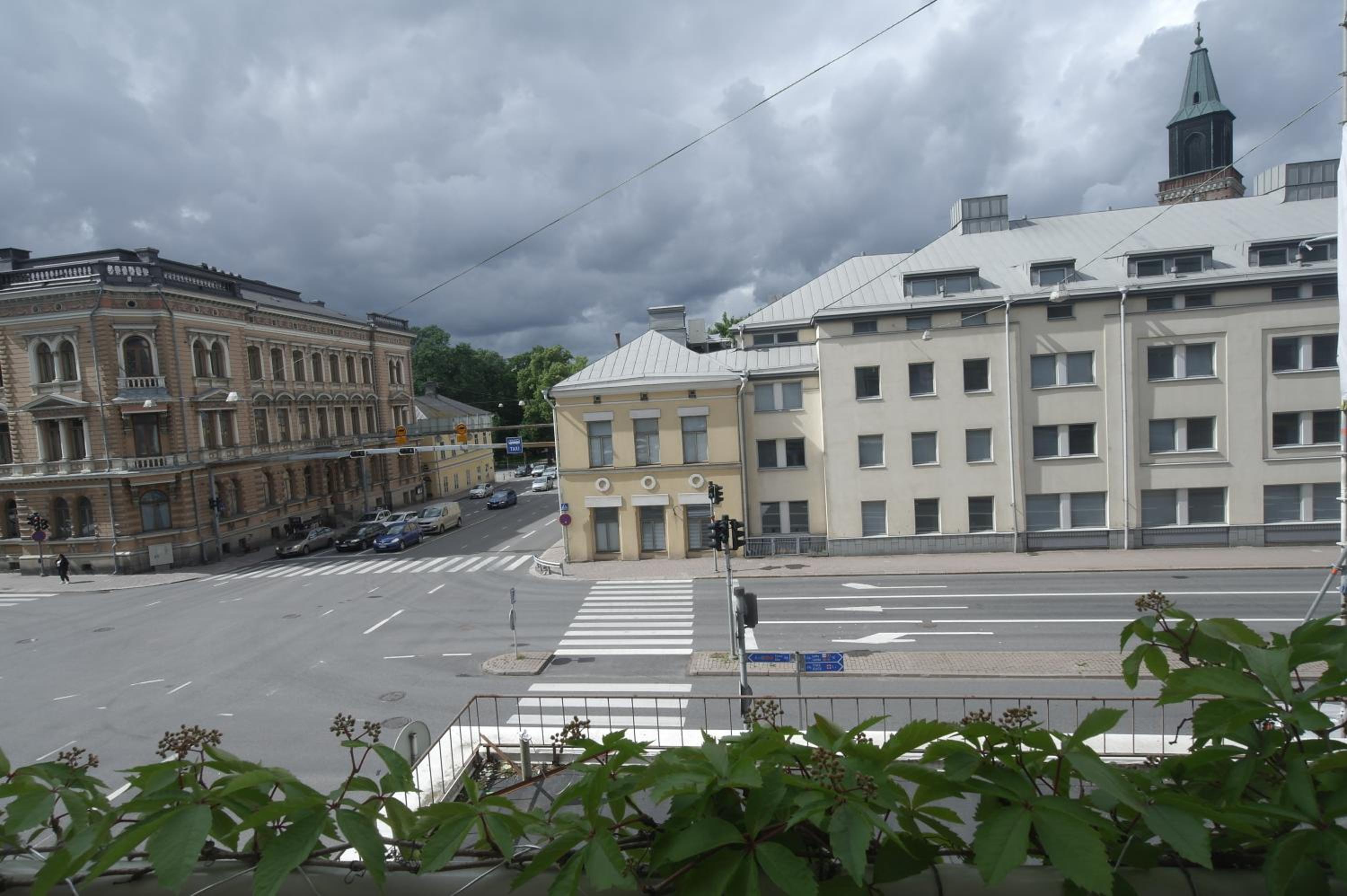 Four-Bedroom Apartment with Balcony  - Photo 25
