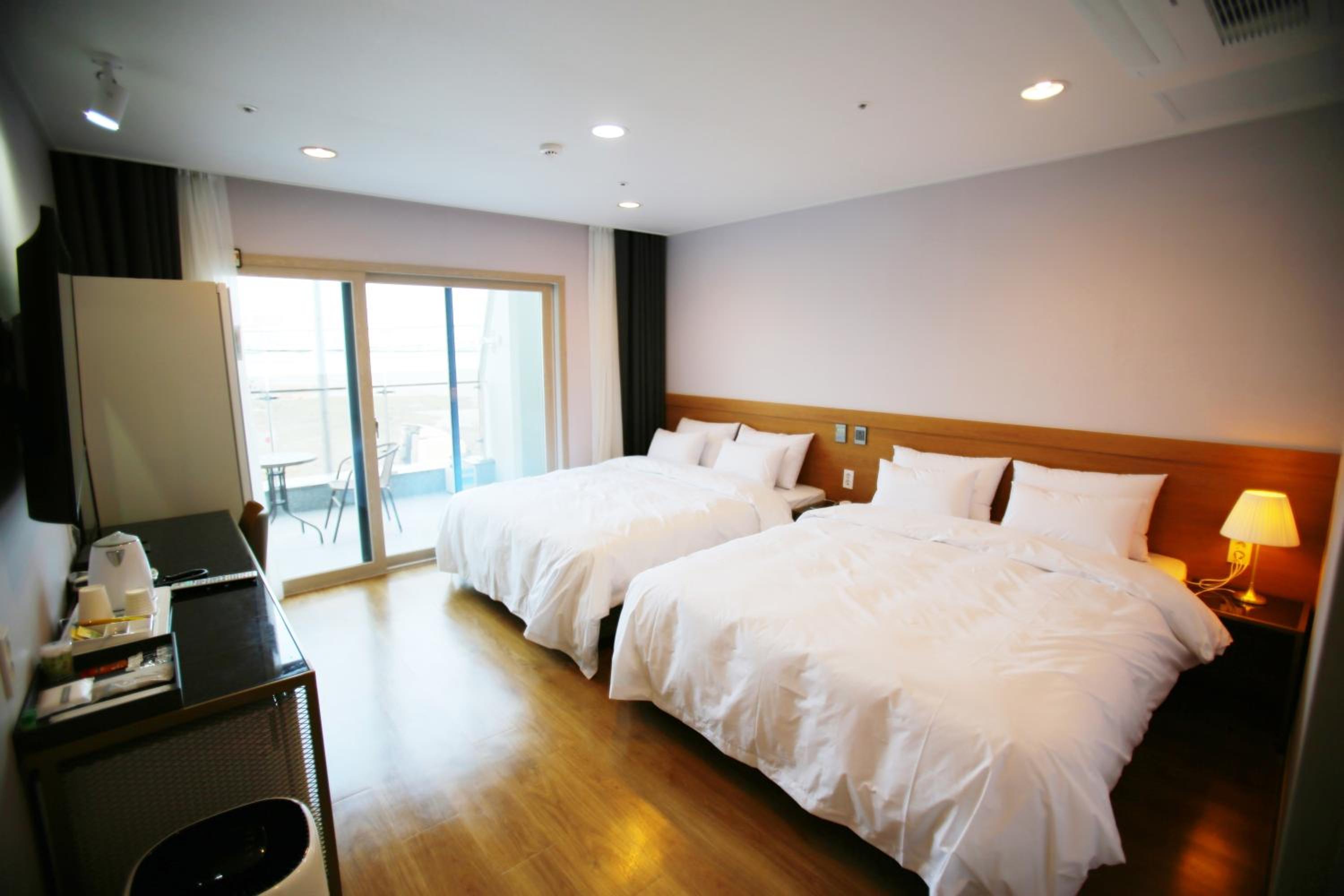 Deluxe Twin Room with Sea View - Photo 2