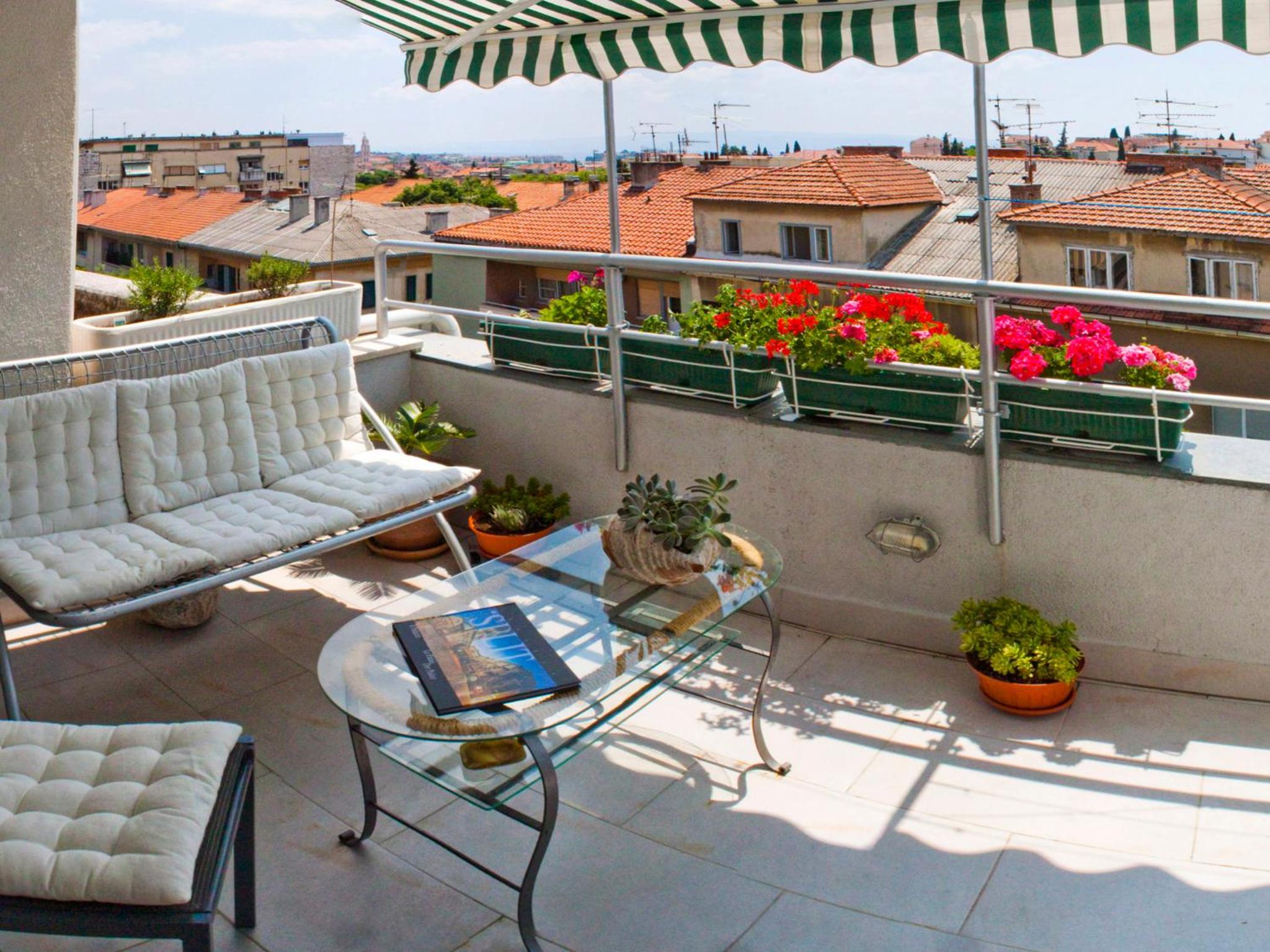 Duplex Three-Bedroom Apartment with Terrace - Photo 9