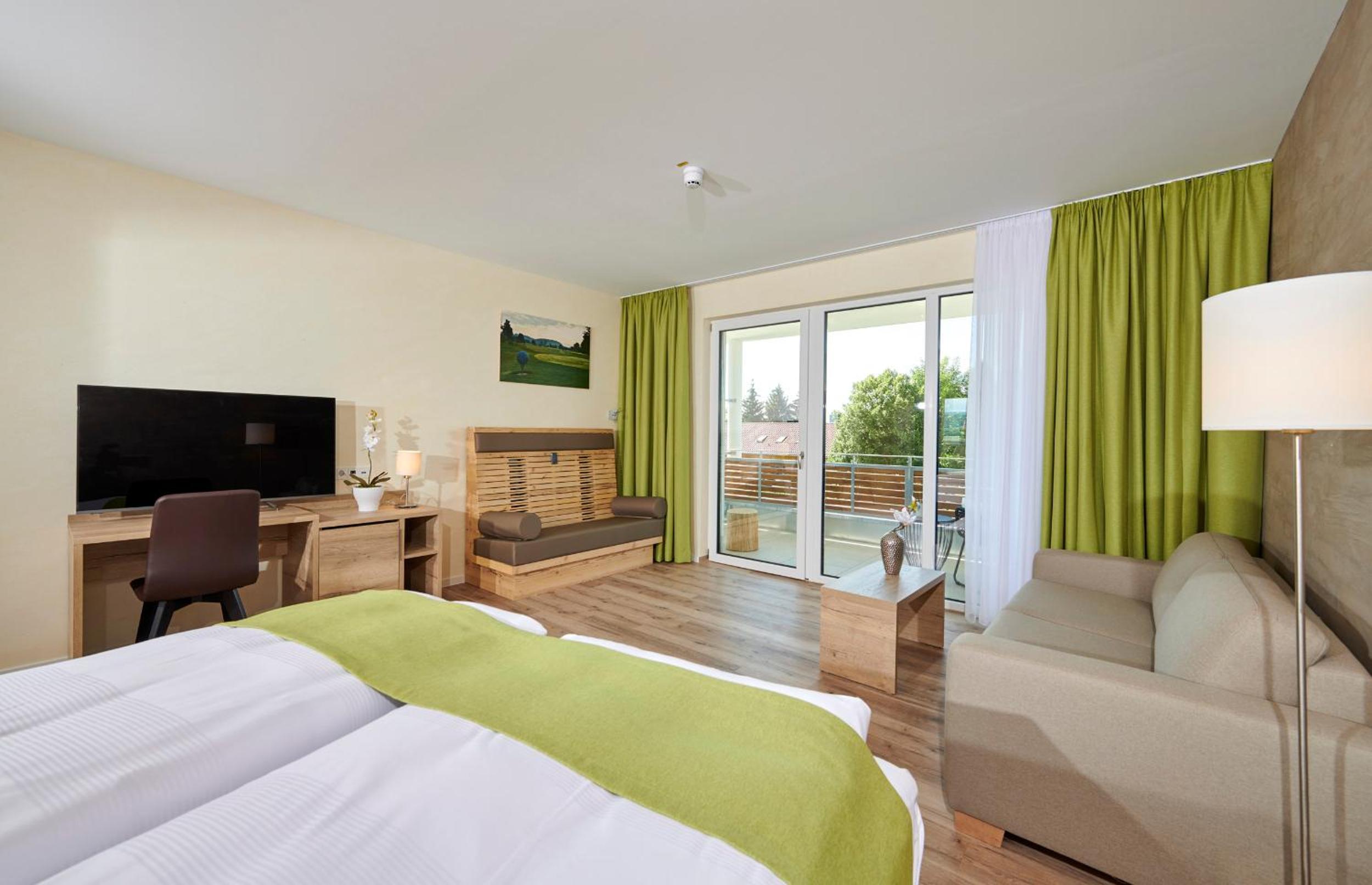 Deluxe Double Room with Balcony - Photo 6
