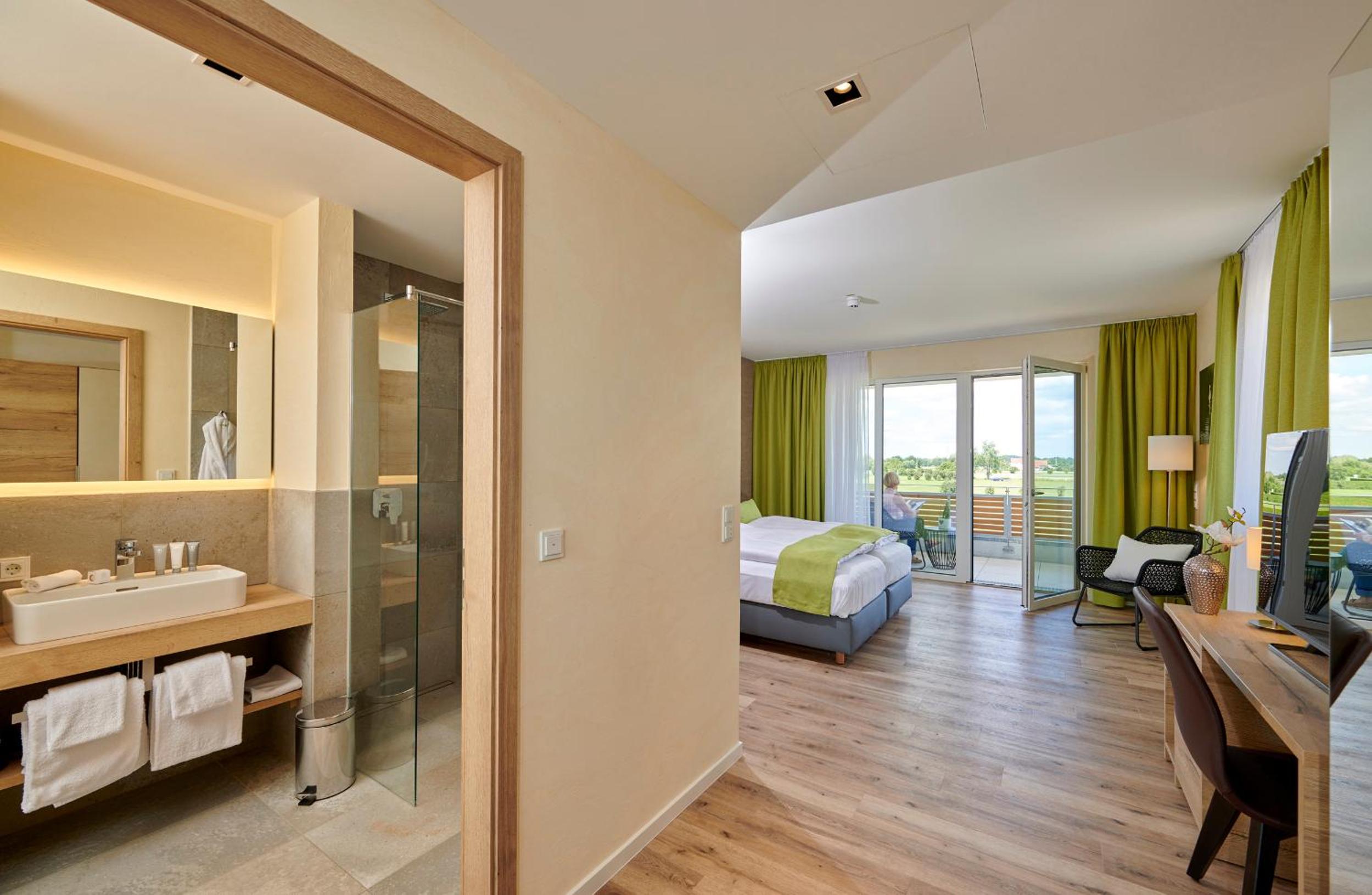 Double or Twin Room with Balcony - Photo 2
