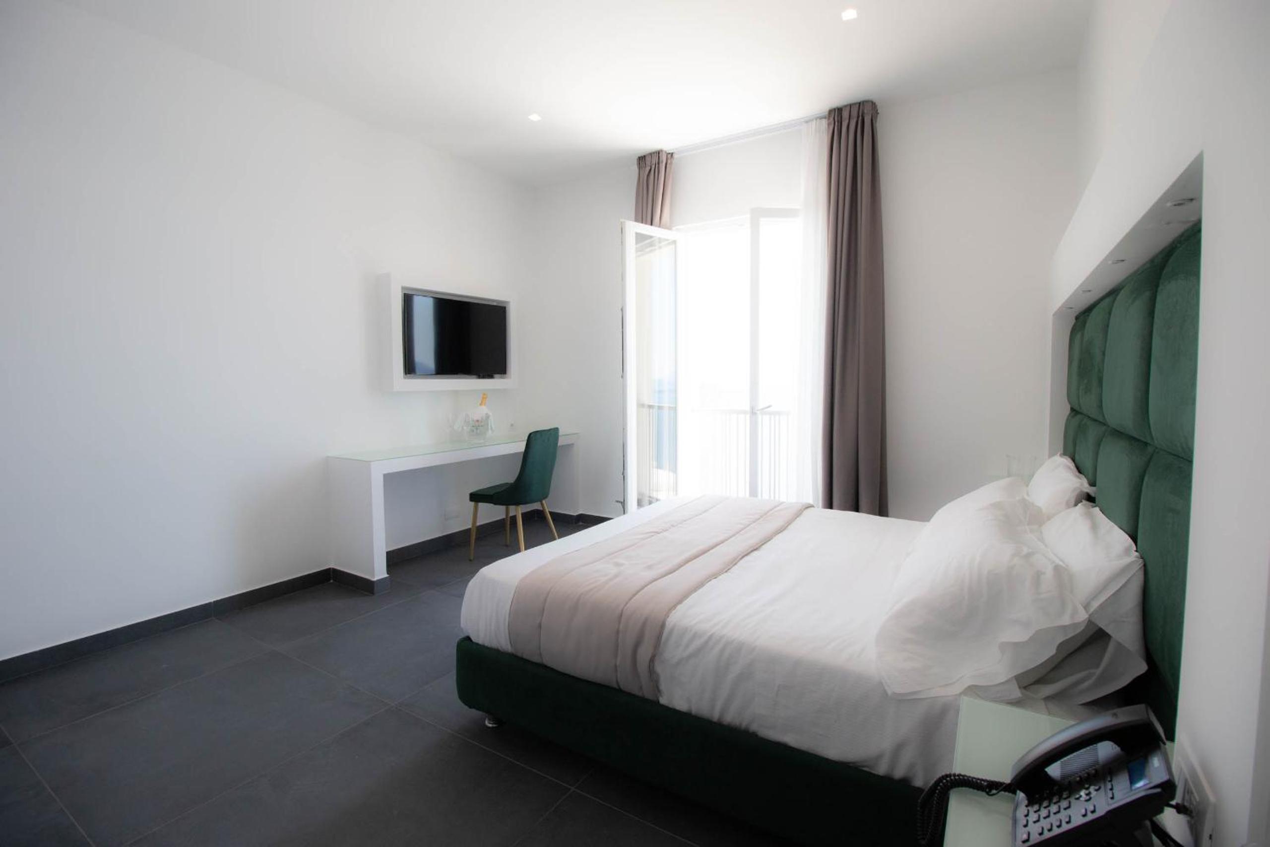 Double Room with Sea View - Photo 2