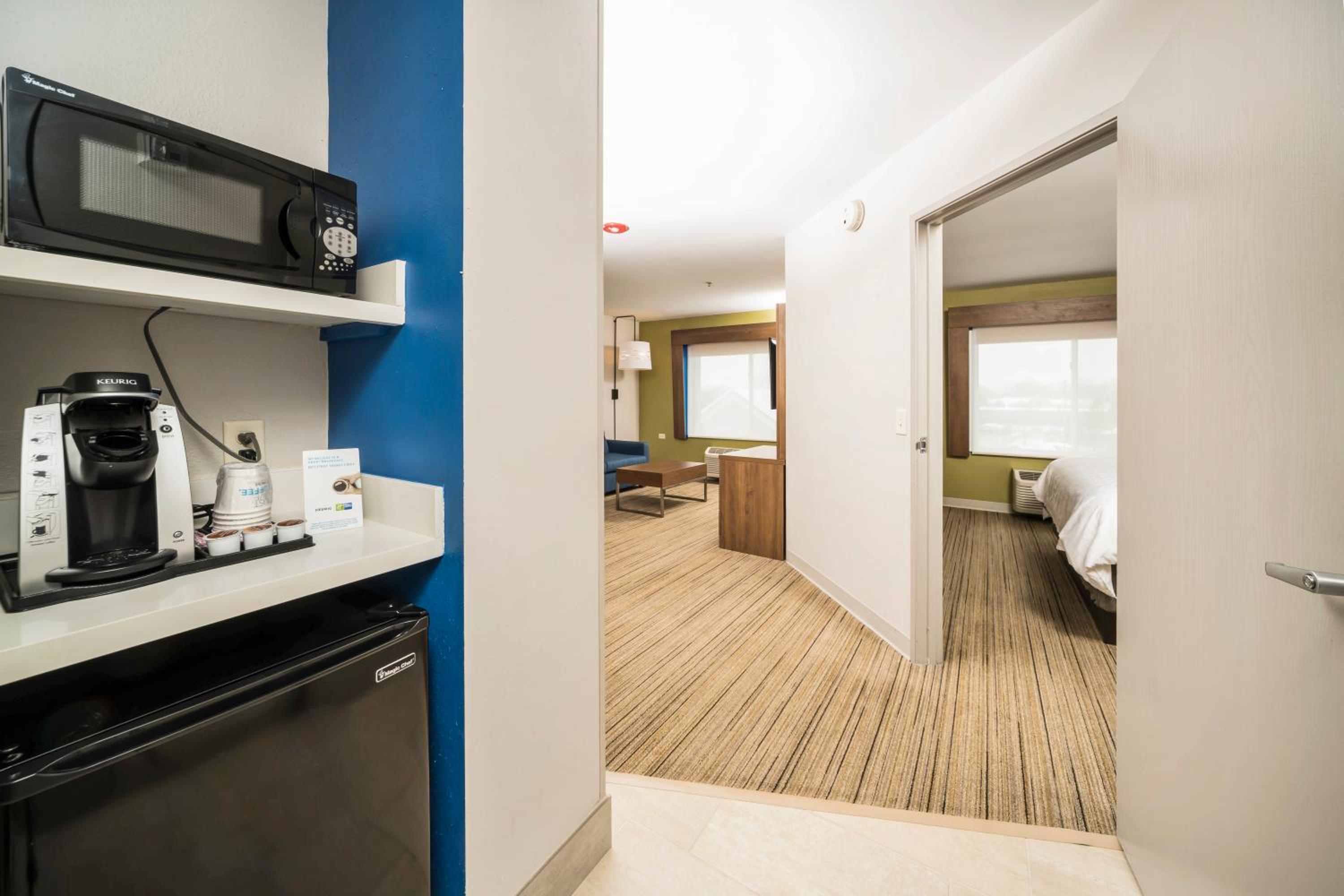 One-Bedroom King Suite - Disability Access - Photo 2