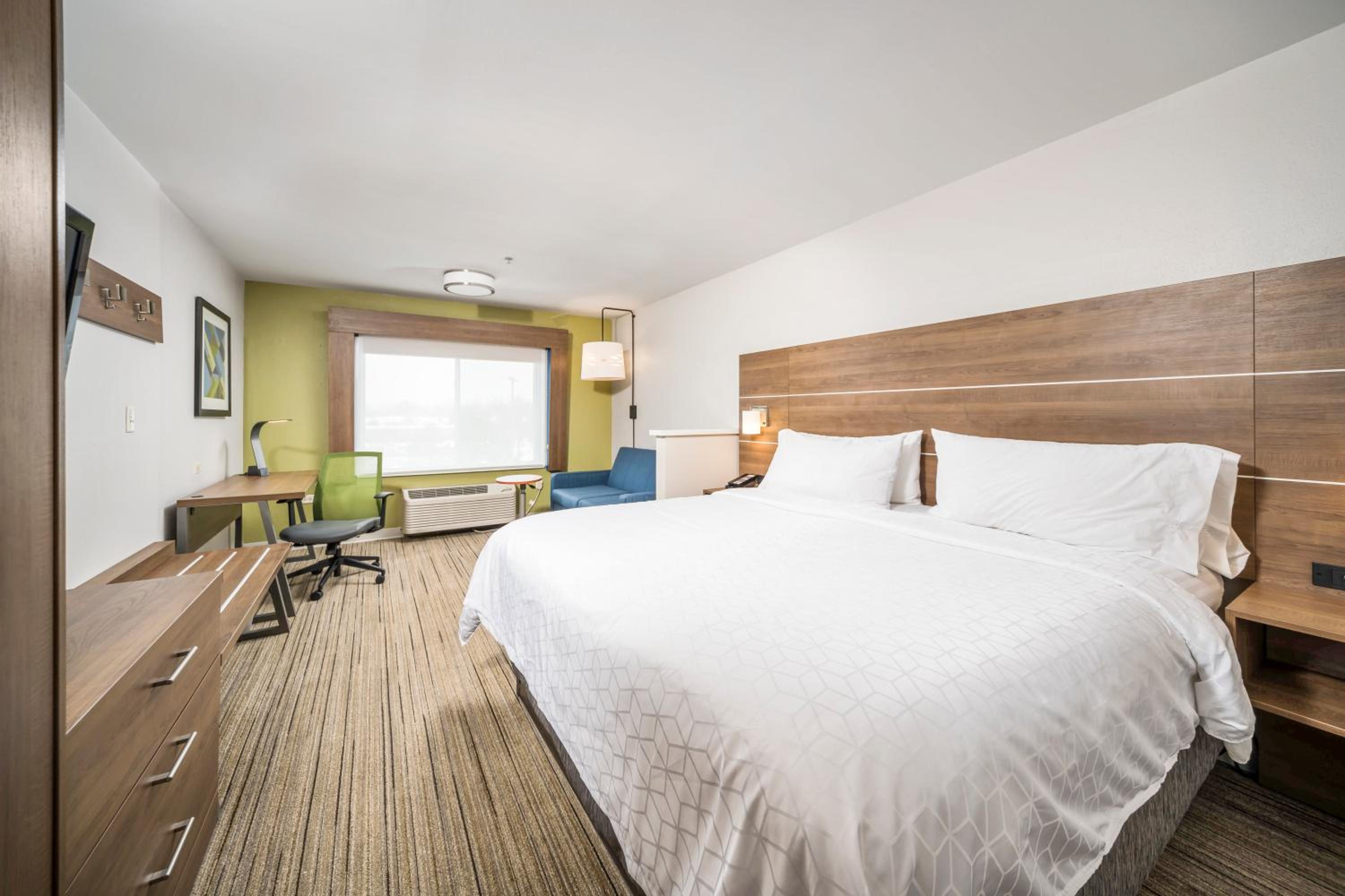 Standard King Room with Sofa Bed - Photo 1