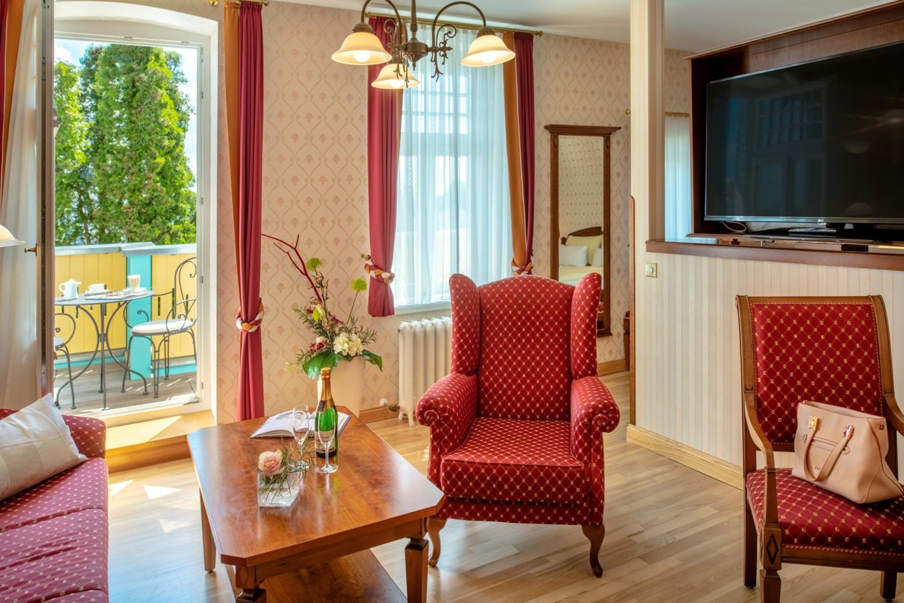 Junior Suite with Balcony photo 1